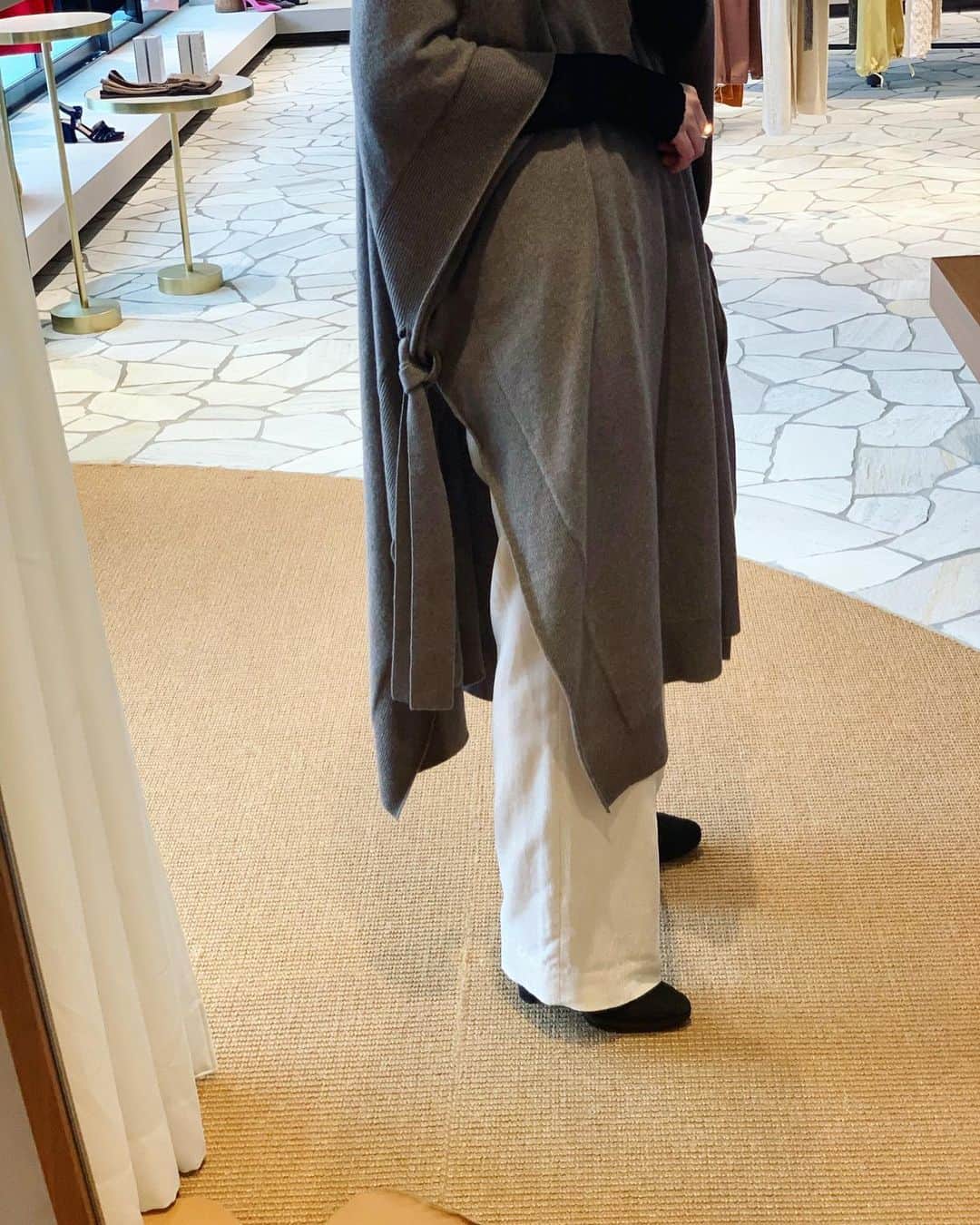 二ノ宮和佳子さんのインスタグラム写真 - (二ノ宮和佳子Instagram)「Knit Poncho @aewen_matoph   今期はレイヤードしたい‼︎でも重くなるのはヤダなーと思い、作ったニットポンチョ カシミア100%なので軽く、肌触りが最高に気持ちいい♡ 前後どちらを前にしても着れて、サイドの紐を取ると、大判のストールとしても使えますよ トレンチの上にも、ウールコートの上にもバサっと着れちゃうし巻けちゃう お家の中でもおススメです ベージュもありますよ  #knitponcho #aewenmatoph #イウエンマトフ」10月23日 9時36分 - wakako.ninomiya
