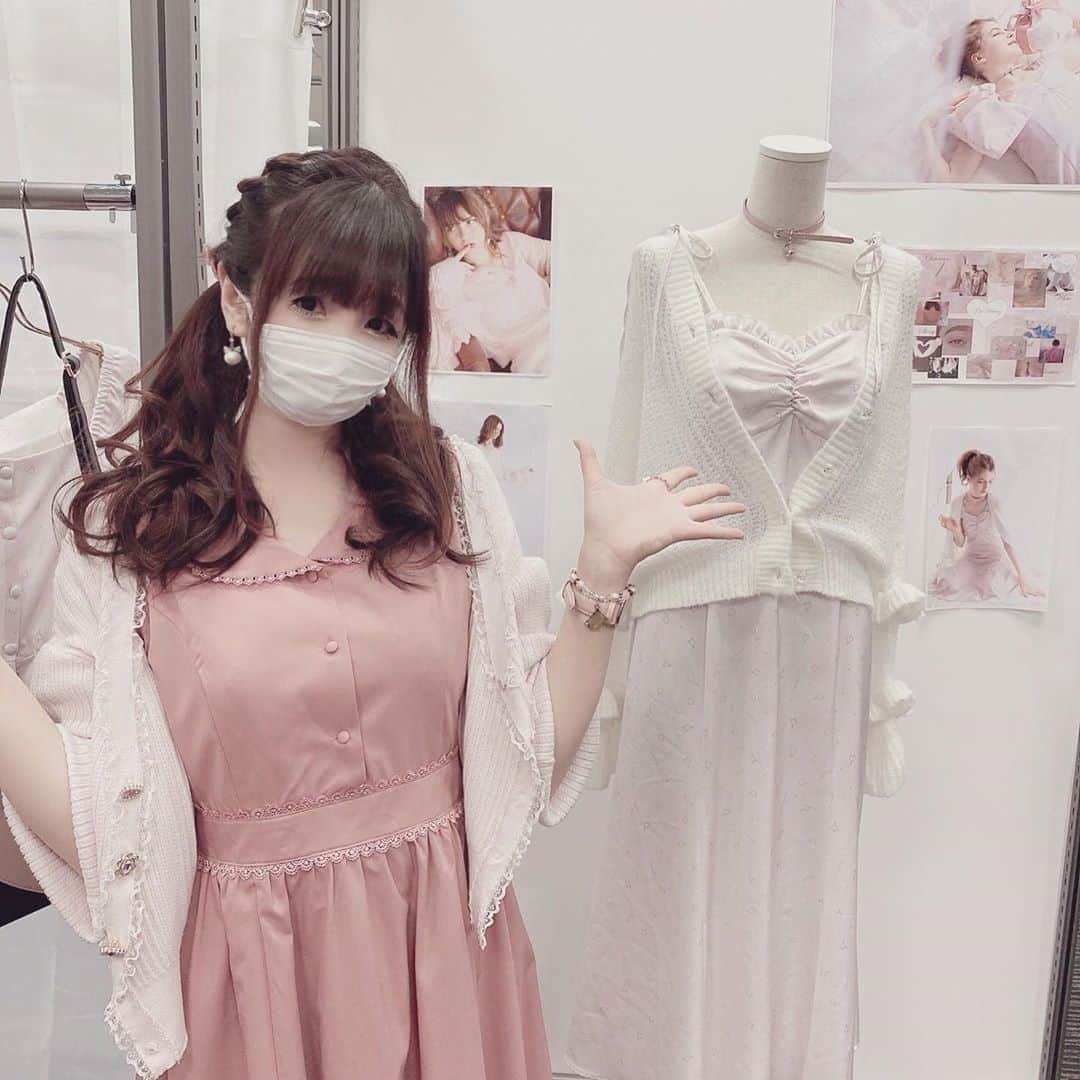 伊藤芽衣さんのインスタグラム写真 - (伊藤芽衣Instagram)「Honey Salonさんの﻿ （@honeysalon.official ）の﻿ ﻿ Winter Collection展示会に﻿ ご招待いただき﻿ お邪魔させていただきました♡﻿ ﻿ Honey Salonさんの﻿ ワンピースは﻿ ガーリーだけど、﻿ ドレッシーなデザインも﻿ たくさんあって♡﻿ ﻿ 最近大人かわいい感じも﻿ 気分なので、﻿ ﻿ ミニとロングとどっちも﻿ ワンピースをオーダーしちゃいました♡﻿ ﻿ 届くのがたのしみです…♡﻿ ﻿ 今回は﻿ さやちゃんをお誘いしました…！﻿ ﻿ まいにち﻿ カワスタの準備で﻿ ぱたぱたなのですが、﻿ ﻿ ちょっぴり気分転換♡﻿ かわいい刺激も﻿ いただいたので﻿ ﻿ きょうも頑張ります…♡﻿ ﻿ #honeysalon #ハニーサロン﻿ #ガーリーコーデ　#大人かわいい﻿ #wintercollection #展示会﻿ #kawaii  #ヘアアレンジ」10月23日 9時36分 - itoumei