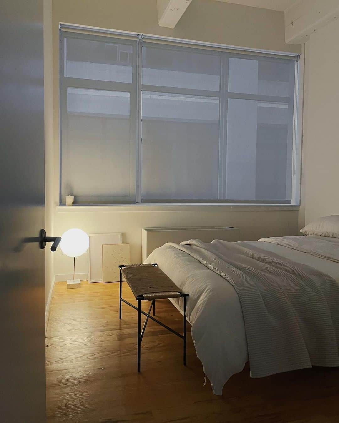 アリス・ガオのインスタグラム：「vent // wait  bench designed by chris halstrom - latest bedroom addition from @skagerak via @objects.nyc」