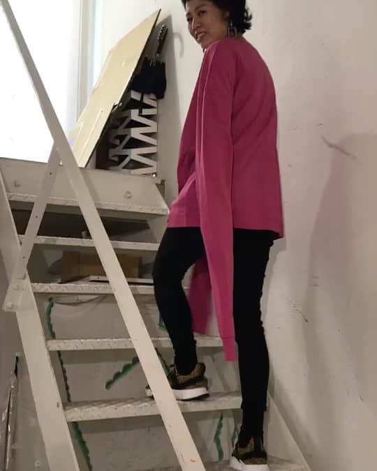 のインスタグラム：「長過ぎだろっ！サンプルチェック。怒ってます💢だれだ！指示間違えたの！階段に袖が着くぞー‼️ 笑死ぬかと思って怒りました🤣🤣🤣　なおして発売しますねー😁  【森本容子セレクト オンラインストア】http://ymdo.tokyo ※新作お知らせから発売開始時間までも【在庫切れ】と表示されておりますので注意ください。  ※商品のお問い合わせ、質問はオンラインストアへお願い致します。  @kariangofficial @ymdoshop @bankertokyo @yocomorimoto #bankertokyo #ymdoshop #kariang #tokyo #denim #japanmade #カリアング#レディスウェア#今日のコーデ#カットソー#コーディネート#森本容子#キッズウエア #マタニティウエア #マタニティ#マタニティコーデ #がんばれ高齢出産 #fashion #yocomorimoto  #1歳 #40代　#kmrii @kmrii_online @kmrii_official」