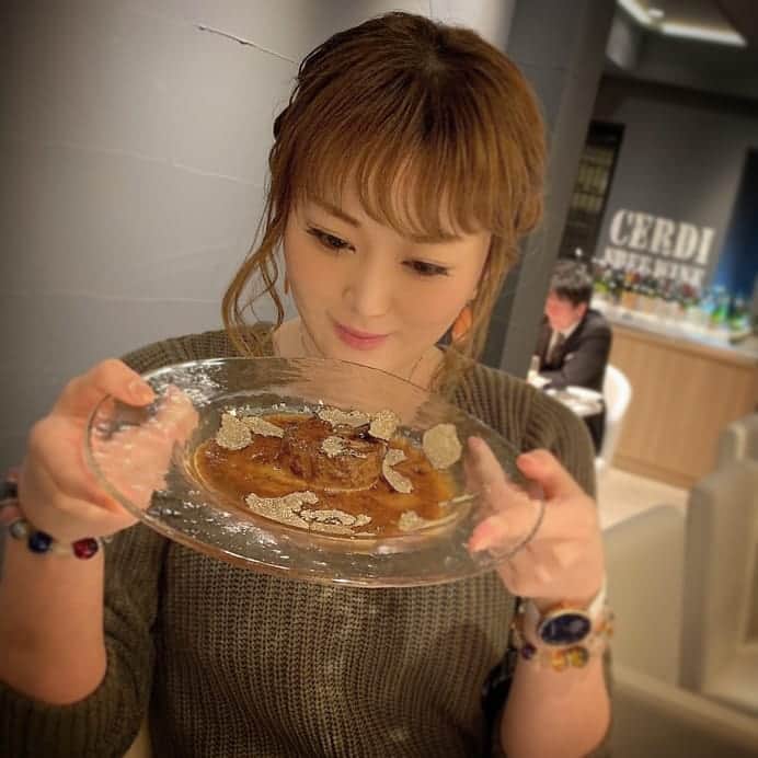 松浦麻里奈さんのインスタグラム写真 - (松浦麻里奈Instagram)「10月1日リニューアルOPENした門前仲町駅近くの  @cerdi_monnaka で…  世界中のワイン50種類と、本格イタリアン390円～ 食べること出来るし、 飲み放題付コース３９８０円〜 と安くてコスパ最強🥰🌱  頼んだのはオススメコースで😍１万くらい ✔２枚目スワイプ🎥MOVIE  単品でも、税込で 黒トリュフ大根が１２１０円 牛フィレフォアグラが１６５０円、 生ウニボナーラ🍝2728円 一時間飲み放題５８０円🤗💓  🌸15種類のSimpleなグリーンサラダ　 色とりどりに綺麗に盛り付けられてる。 お花畑みたい(๑♡⌓♡๑) 真ん中のソースをかけて頂きます✨  🌸朝獲れ鮮魚の気まぐれカルパッチョ イクラ、エビ、マグロ、サーモン、カンパチ などなど、お魚盛り&お野菜新鮮で臭みもなく ワインに合う！！ ワインは飲み放題なので、色んなワインを楽しめる(*＾3＾)/～♡  🌸黒トリュフ大根 目の前で豪快にトリュフ削ってくれる。 大根の甘みと、トリュフの香り、贅沢な1品😋  🌸イタリアン産生ハムとハードタイプチーズ パリッとしたチーズが生ハムとベストマッチ🌷 ハム、チーズそれぞれ2種ずつあるので ワインと共に楽しみながら✨  🌸極上 生ウニボナーラ ウニ箱のまま、２列ごと目の前で乗せてくれる！ 見た目もいいけど、生ウニを贅沢に ウニクリームパスタと絡ませ、ウニを好きには 嬉しい1品である😜👍  🌸牛フィレ肉とフォアグラのロッシーニ ２段重ね！！肉オンザフォアグラ！！ フォアグラ丸々2個🤔これ凄いボリュームある！！ これにパンを挟んだらバーガー出来ちゃうよ！くらいに 厚みもあるし、一人占めしてるかのようだった😁  最後デザートも堪能して、凄くお腹いっぱい( ◜‿◝ )♡  ワイン🍷５０種なだけに、飲み過ぎてしまう〜😂  #cerdi #門前仲町イタリアン #ウニボナーラ #東京グルメ #門前仲町グルメ #門前仲町 #ワイン飲み放題 #ワインと飯がおいしいだけのお店 #pr #ワイン #ワイン好きな人と繋がりたい #dinner #lunchtime #dinnermovie #夜ご飯 #コスパ最強 #イタリアン #インスタグルメアワード2020 #インスタグルメ  #グルメスタグラム #グルメ女子 #グルメ #pastalover #pasta #野菜たっぷり #野菜料理#トリュフ #雲丹 #雲丹パスタ」10月23日 9時43分 - ay114.831m