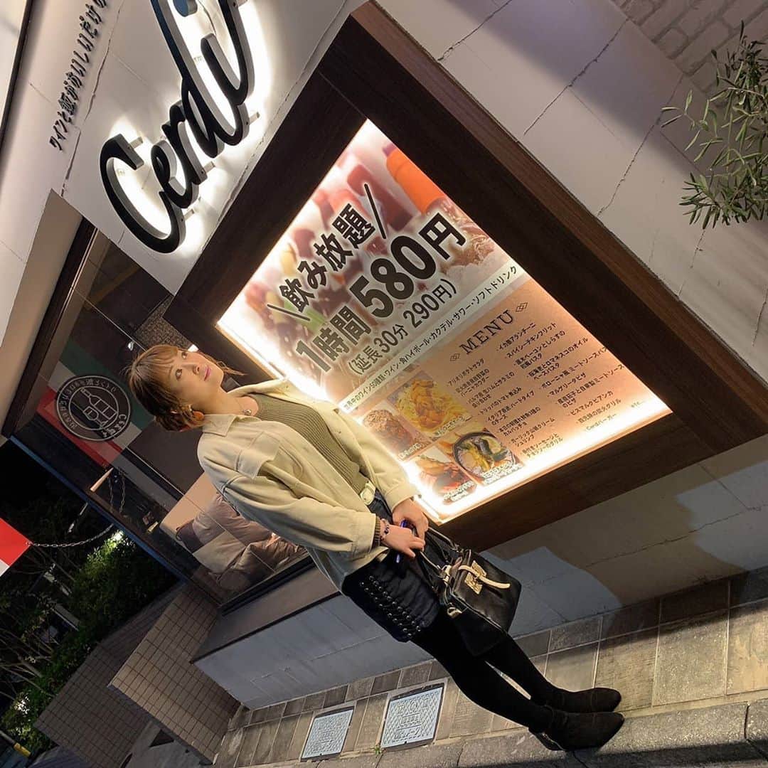 松浦麻里奈さんのインスタグラム写真 - (松浦麻里奈Instagram)「10月1日リニューアルOPENした門前仲町駅近くの  @cerdi_monnaka で…  世界中のワイン50種類と、本格イタリアン390円～ 食べること出来るし、 飲み放題付コース３９８０円〜 と安くてコスパ最強🥰🌱  頼んだのはオススメコースで😍１万くらい ✔２枚目スワイプ🎥MOVIE  単品でも、税込で 黒トリュフ大根が１２１０円 牛フィレフォアグラが１６５０円、 生ウニボナーラ🍝2728円 一時間飲み放題５８０円🤗💓  🌸15種類のSimpleなグリーンサラダ　 色とりどりに綺麗に盛り付けられてる。 お花畑みたい(๑♡⌓♡๑) 真ん中のソースをかけて頂きます✨  🌸朝獲れ鮮魚の気まぐれカルパッチョ イクラ、エビ、マグロ、サーモン、カンパチ などなど、お魚盛り&お野菜新鮮で臭みもなく ワインに合う！！ ワインは飲み放題なので、色んなワインを楽しめる(*＾3＾)/～♡  🌸黒トリュフ大根 目の前で豪快にトリュフ削ってくれる。 大根の甘みと、トリュフの香り、贅沢な1品😋  🌸イタリアン産生ハムとハードタイプチーズ パリッとしたチーズが生ハムとベストマッチ🌷 ハム、チーズそれぞれ2種ずつあるので ワインと共に楽しみながら✨  🌸極上 生ウニボナーラ ウニ箱のまま、２列ごと目の前で乗せてくれる！ 見た目もいいけど、生ウニを贅沢に ウニクリームパスタと絡ませ、ウニを好きには 嬉しい1品である😜👍  🌸牛フィレ肉とフォアグラのロッシーニ ２段重ね！！肉オンザフォアグラ！！ フォアグラ丸々2個🤔これ凄いボリュームある！！ これにパンを挟んだらバーガー出来ちゃうよ！くらいに 厚みもあるし、一人占めしてるかのようだった😁  最後デザートも堪能して、凄くお腹いっぱい( ◜‿◝ )♡  ワイン🍷５０種なだけに、飲み過ぎてしまう〜😂  #cerdi #門前仲町イタリアン #ウニボナーラ #東京グルメ #門前仲町グルメ #門前仲町 #ワイン飲み放題 #ワインと飯がおいしいだけのお店 #pr #ワイン #ワイン好きな人と繋がりたい #dinner #lunchtime #dinnermovie #夜ご飯 #コスパ最強 #イタリアン #インスタグルメアワード2020 #インスタグルメ  #グルメスタグラム #グルメ女子 #グルメ #pastalover #pasta #野菜たっぷり #野菜料理#トリュフ #雲丹 #雲丹パスタ」10月23日 9時43分 - ay114.831m
