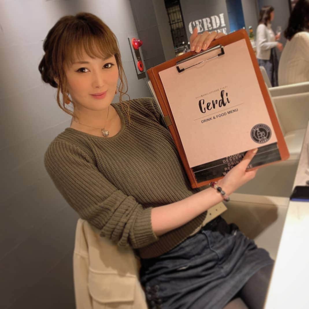松浦麻里奈さんのインスタグラム写真 - (松浦麻里奈Instagram)「10月1日リニューアルOPENした門前仲町駅近くの  @cerdi_monnaka で…  世界中のワイン50種類と、本格イタリアン390円～ 食べること出来るし、 飲み放題付コース３９８０円〜 と安くてコスパ最強🥰🌱  頼んだのはオススメコースで😍１万くらい ✔２枚目スワイプ🎥MOVIE  単品でも、税込で 黒トリュフ大根が１２１０円 牛フィレフォアグラが１６５０円、 生ウニボナーラ🍝2728円 一時間飲み放題５８０円🤗💓  🌸15種類のSimpleなグリーンサラダ　 色とりどりに綺麗に盛り付けられてる。 お花畑みたい(๑♡⌓♡๑) 真ん中のソースをかけて頂きます✨  🌸朝獲れ鮮魚の気まぐれカルパッチョ イクラ、エビ、マグロ、サーモン、カンパチ などなど、お魚盛り&お野菜新鮮で臭みもなく ワインに合う！！ ワインは飲み放題なので、色んなワインを楽しめる(*＾3＾)/～♡  🌸黒トリュフ大根 目の前で豪快にトリュフ削ってくれる。 大根の甘みと、トリュフの香り、贅沢な1品😋  🌸イタリアン産生ハムとハードタイプチーズ パリッとしたチーズが生ハムとベストマッチ🌷 ハム、チーズそれぞれ2種ずつあるので ワインと共に楽しみながら✨  🌸極上 生ウニボナーラ ウニ箱のまま、２列ごと目の前で乗せてくれる！ 見た目もいいけど、生ウニを贅沢に ウニクリームパスタと絡ませ、ウニを好きには 嬉しい1品である😜👍  🌸牛フィレ肉とフォアグラのロッシーニ ２段重ね！！肉オンザフォアグラ！！ フォアグラ丸々2個🤔これ凄いボリュームある！！ これにパンを挟んだらバーガー出来ちゃうよ！くらいに 厚みもあるし、一人占めしてるかのようだった😁  最後デザートも堪能して、凄くお腹いっぱい( ◜‿◝ )♡  ワイン🍷５０種なだけに、飲み過ぎてしまう〜😂  #cerdi #門前仲町イタリアン #ウニボナーラ #東京グルメ #門前仲町グルメ #門前仲町 #ワイン飲み放題 #ワインと飯がおいしいだけのお店 #pr #ワイン #ワイン好きな人と繋がりたい #dinner #lunchtime #dinnermovie #夜ご飯 #コスパ最強 #イタリアン #インスタグルメアワード2020 #インスタグルメ  #グルメスタグラム #グルメ女子 #グルメ #pastalover #pasta #野菜たっぷり #野菜料理#トリュフ #雲丹 #雲丹パスタ」10月23日 9時43分 - ay114.831m