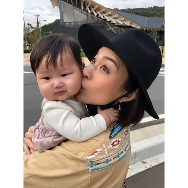 pukkeyのインスタグラム：「大好きすぎて 吸い尽くしてしまいそうです😉❤️ わたしのブスさ加減よ😂 お餅の迷惑そうな顔よ🤦🏼‍♀️  お餅産まれてから 初めての家族旅行part1  夏もみんなが暑い中マスクを常にしていたし 異様な光景だけど いつかこんな大変な時に 産まれてきたんだよって この写真見せて笑える日が 来ますように🥺💕  #初家族旅行　#gototravel  #静岡県　#富士山　#🗻 #5ヶ月ベビー  #女の子 #女の子ママ　#タカラモノ」