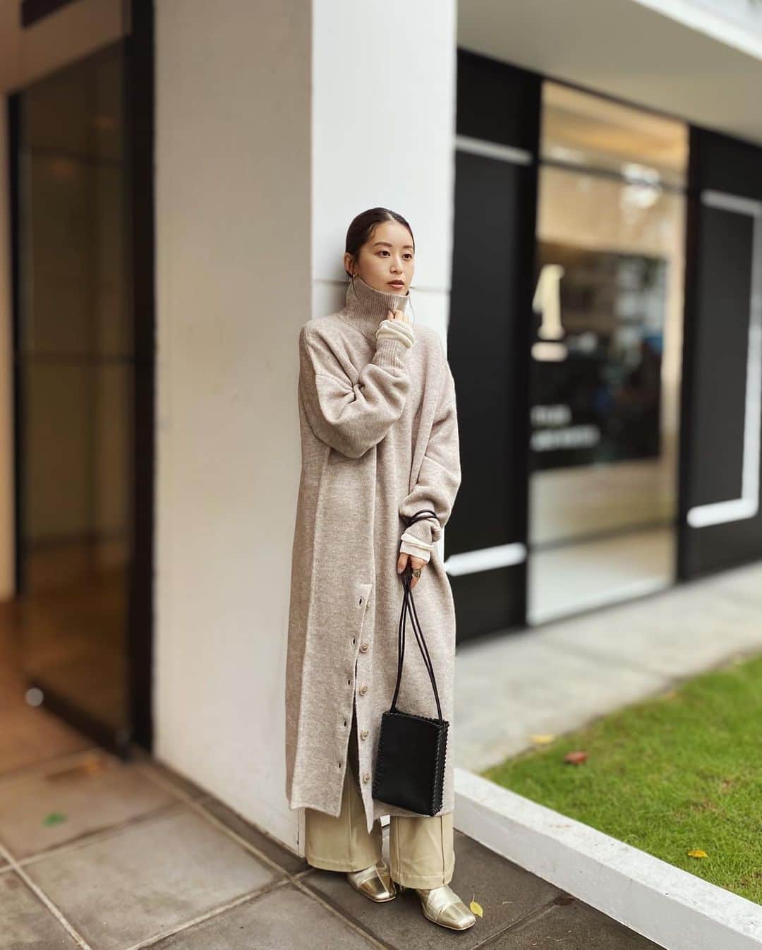Eri Koyamaさんのインスタグラム写真 - (Eri KoyamaInstagram)「. 心地良い着心地と絶妙なネックの高さ こりゃ人気出ちゃうな🤦🏻‍♂️🤎 #フロントスリットハイネックニットワンピース . 本日発売✔️ . @ungrid_official @ungrid_staffsnap @eri_koyama_ #153cmコーデ」10月23日 9時51分 - 6ri___k