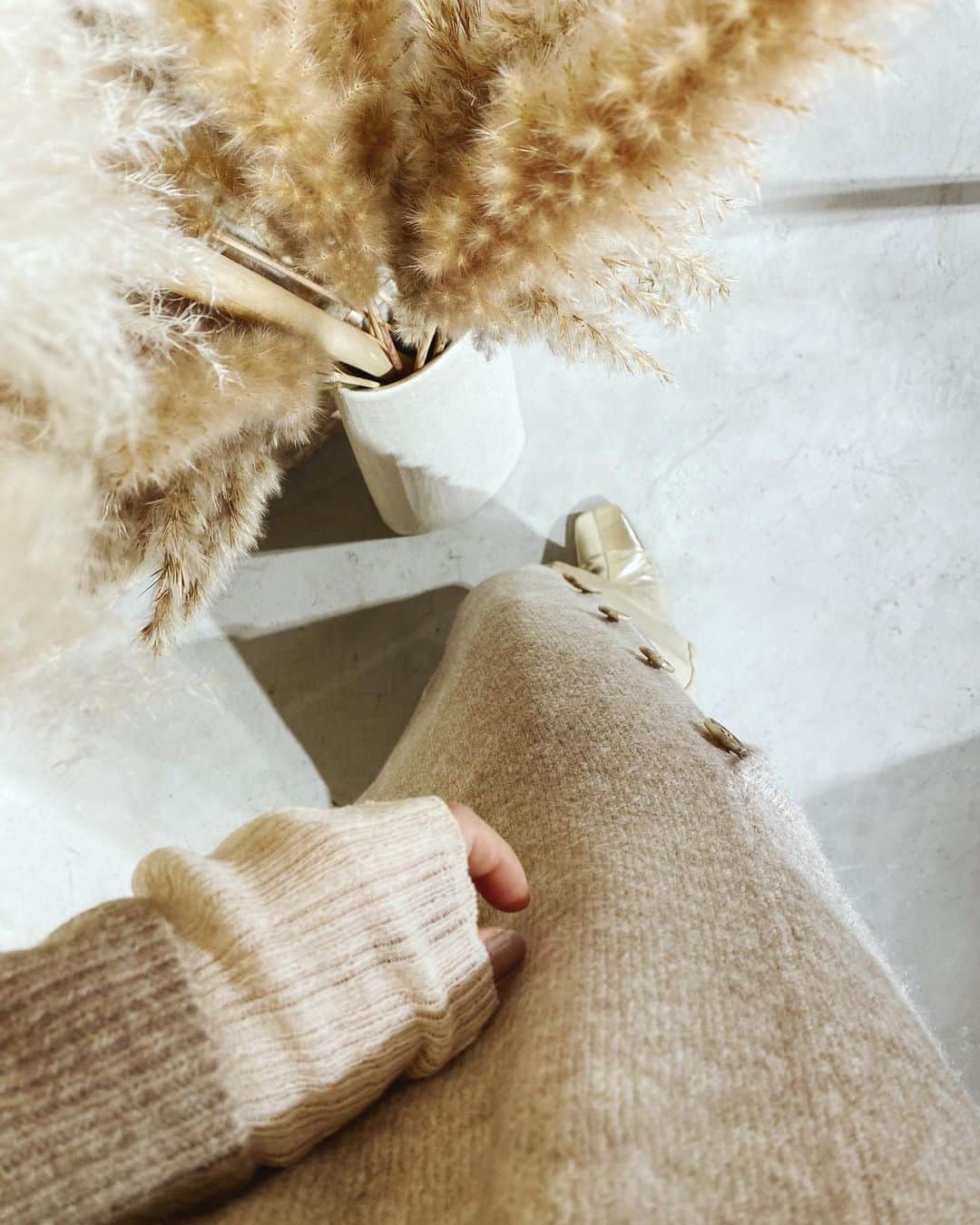 のインスタグラム：「. 心地良い着心地と絶妙なネックの高さ こりゃ人気出ちゃうな🤦🏻‍♂️🤎 #フロントスリットハイネックニットワンピース . 本日発売✔️ . @ungrid_official @ungrid_staffsnap @eri_koyama_ #153cmコーデ」