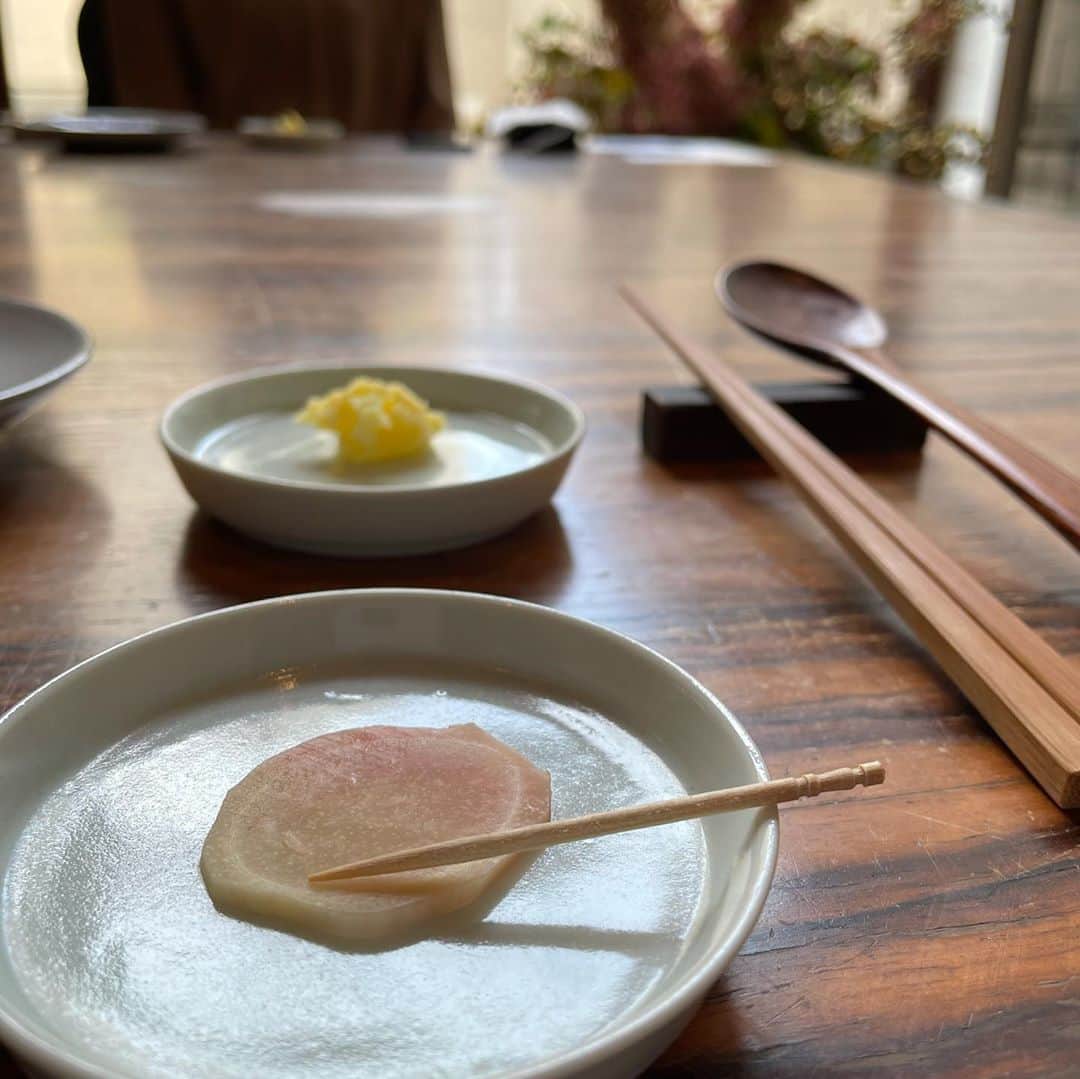 林信行さんのインスタグラム写真 - (林信行Instagram)「ギーでつくる命を輝かせる食事 昨日の昼は中目黒東山「STUDIO S」(旧HIGASHI-YAMA Tokyo)にて #満月のGHEE 主催のマインドフルに味わう食体験”ojas table”のランチ。  ギーは日本ではまだ認知度が低いけれどインドを中心とした南アジアで古くから作られ、食用に用いられるバターオイル。アユールヴェーダに精通した鈴木恵美子さんが産後の消耗した身体にGHEEで体力を取り戻したために、日本でも本格的なGHEEが手に入らないかと岡山県真庭市のお寺に土地の協力をしてもらい、完全なグラスフェッド、つまり放牧され牧草だけで育ったストレスのない牛(現在の乳牛や肉牛はとうもろこしと薬で作られた工業製品です。ご存知ない方は調べてみてください)を飼いGHEEをつくっています。  アーユルヴェーダはWHOも認める身体、魂、心などさまざまな角度から症状にアプローチする、世界最古の医学体系の知恵。Ojas Tableはそのアユールヴェーダ理論に基づいた、3つの体質に合わせて作られた料理のコース。ちなみにOjasとは「命の輝き」。あの人と話していると元気になるとか、パワーをもらえる、そんな人達が持っている力のこと。 　Ojas Tableは、ライスミルクをドライフルーツ、アーモンド、そしてギーを使ったオージャス(ウェルカム)ドリンクで迎えられた後は、左右の鼻で交互に呼吸をする片鼻呼吸法（ナディ・ショーダナ）で自立神経を整え副交感神経を優位にし、気持ちを心の内側に向け、1人1人の体質にあったエッセンシャルオイルで香り付けされたおしぼり、消化力を高める塩レモンで味付けした生姜が一枚とお白湯で食事を始める準備。 (生姜のキュッとくる感じが消化酵素活性化のスターターだそうです)。 　おしぼり同様、その後の食事も体質ごとにメニューが異なるのですが、これ、実は1 週間ほど前に、自分の体質に関するかなり細かい質問票に答えていました。それを用いたアユールヴェーダの診断(=ドーシャ)によると私の体質は「ヴァータ(風)」。やや忙しない性格が見透かされてしまったようです—苦笑(でも、おっとりした印象のWired、松嶋編集長も？) 　ヴァータの食事は、人参とお米のポタージュ(驚くほど濃厚で甘味がありました)、ガラムマサラの香りが意外なかぼちゃの焼き春巻き、そして最後はさつまいもとレーズンのキチャリ(豆などでつくるインドのお粥)。 　満月のGHEEでは、このキチャリを日本で広めたいという思いもあるようで、満月のGHEEがセットになったキットも発売する模様。  Ojas Tableは、同社がずっとやりたいと思っていたことを形にした、今回、初めての試み。今後、同様なことをホテルや健康系のイベントで提供していきたいと考えているようです。  ちなみにツイッターで紹介していたところ、日本にもギーを欲しがっていた人はそれなりにいたようでそれなりの反響がありました。  “Bullet Proof Coffee”とか気になるキーワードのやりとりも…あとでちゃんと調べて自分でも試してみようと思います。  https://www.mangetsunoghee.jp  #ojastable by #満月のGHEE」10月23日 9時52分 - nobihaya