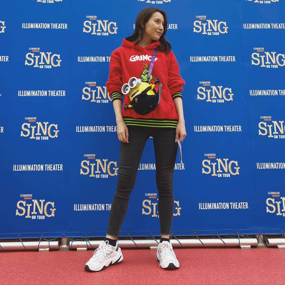 松本リコのインスタグラム：「・ ・ ・ ・ #グリンチ のパーカー着てユニバ♡ たまにはスポーティもいいよね(੭ˊ꒳​ˋ)੭ ポップコーンのニューフレーバー アップルパイ美味しかった！ ・ ・ ・ #japanesegirl #japangirl  #japanesemodel #japanmodel #yahoo #お洒落 #インスタグラマー  #インフルエンサー #撮影 #ハーフ顔 #ハーフモデル #fashion #通販モデル #ファッション #楽天 #通販 #ユニバ #usj #ユニバーサルスタジオジャパン #sing #photoshoot」