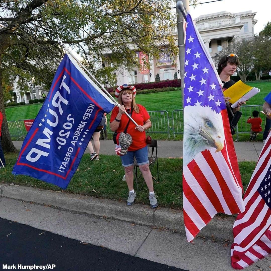 ABC Newsさんのインスタグラム写真 - (ABC NewsInstagram)「Supporters of President Trump and Democratic presidential candidate Joe Biden, as well as a number of demonstrators, gathered in front of Belmont University in Nashville before the start of the second and final presidential debate. #debate #donaldtrump #joebiden #Debates2020」10月23日 9時54分 - abcnews