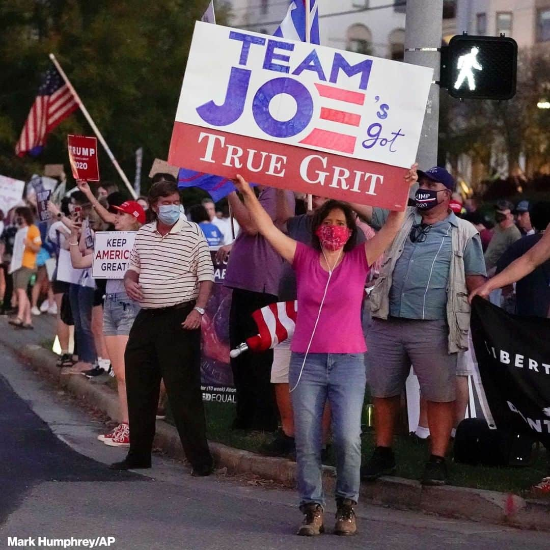 ABC Newsさんのインスタグラム写真 - (ABC NewsInstagram)「Supporters of President Trump and Democratic presidential candidate Joe Biden, as well as a number of demonstrators, gathered in front of Belmont University in Nashville before the start of the second and final presidential debate. #debate #donaldtrump #joebiden #Debates2020」10月23日 9時54分 - abcnews