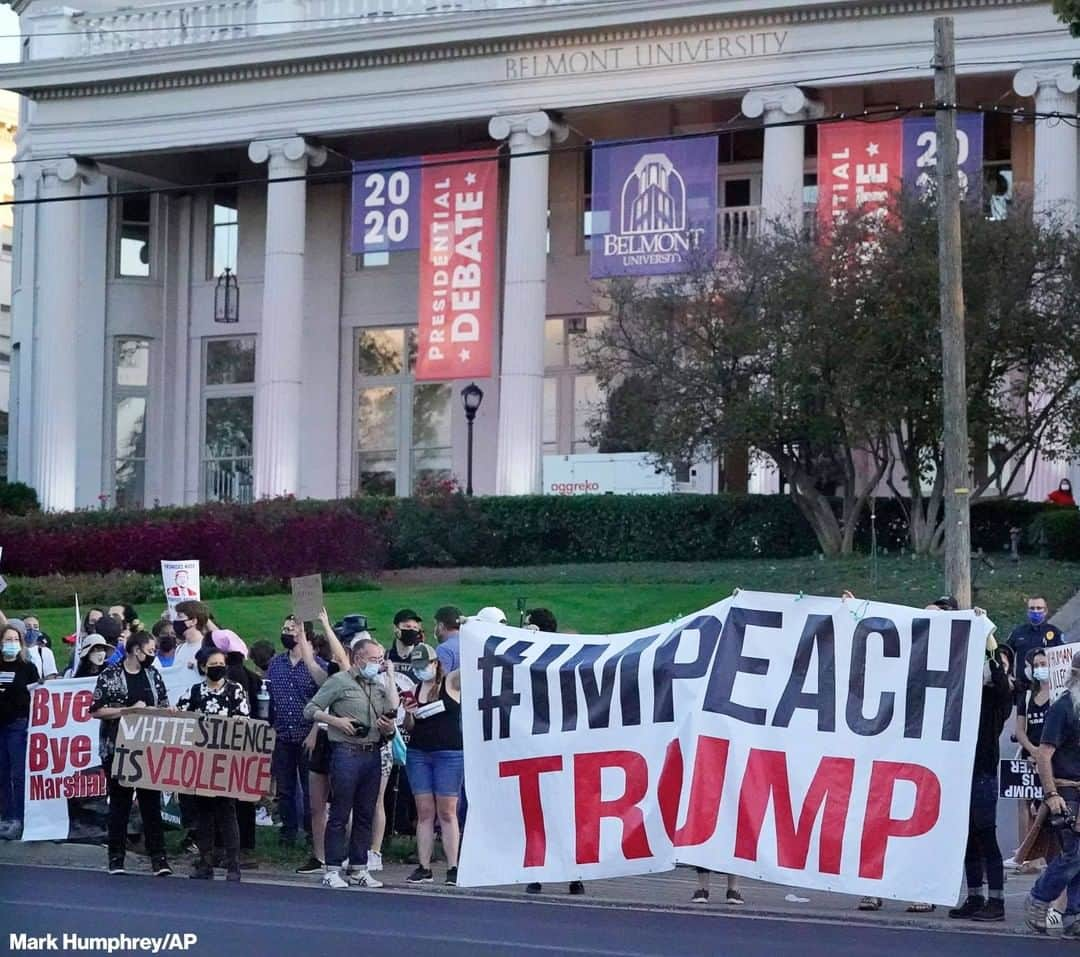 ABC Newsさんのインスタグラム写真 - (ABC NewsInstagram)「Supporters of President Trump and Democratic presidential candidate Joe Biden, as well as a number of demonstrators, gathered in front of Belmont University in Nashville before the start of the second and final presidential debate. #debate #donaldtrump #joebiden #Debates2020」10月23日 9時54分 - abcnews