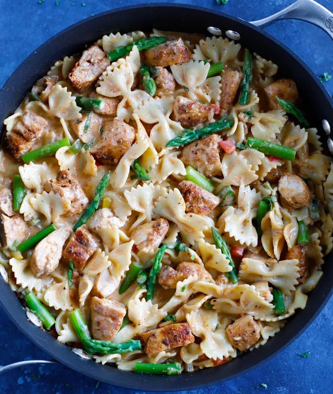 Easy Recipesさんのインスタグラム写真 - (Easy RecipesInstagram)「This simple, super quick and delicious Creamy One Pot Chicken Pasta can be on your plate anytime during your busy weekdays. It takes less than 30 minutes, very family friendly and comforting.  Full recipe link in my bio.  https://www.cookinwithmima.com/creamy-one-pot-chicken-fajita-pasta/」10月23日 9時54分 - cookinwithmima