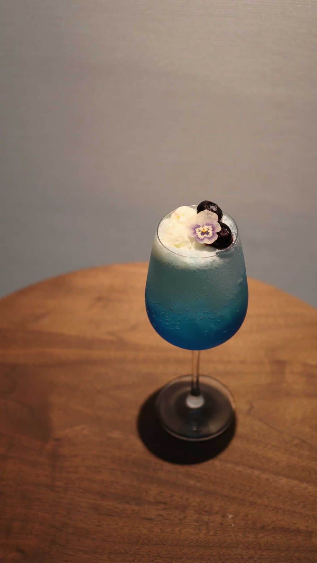 のインスタグラム：「おはようございます♪ フードコーディネーター  @food_yuu 監修の  『MAKOTO’s special bule soda』がついに完成しました⭐︎  こちらは10月31日♪ 今、鯖バーガーをコラボしている 元モーニング娘。の 小川麻琴と開催する 〝birthday event〟&〝Halloween event〟限定でお出しするSpecialドリンクになります✨ @1029_makoto   麻琴さんからのご要望で、 モーニング娘。時代からのテーマカラー「ブルー」を取り入れ、  さっぱりとした味わいの 手に取ると幸せになるくらいお洒落なドリンクを作りたい！！との事でご本人にも気に入ってもらえるように開発を進めました♪  今回は、麻琴さんの大好きな kiriのクリームチーズアイスクリームとブルーベリーも上に乗せて、  そのまま飲んでもレモンの風味がさっぱりと美味しく、 クリームチーズアイスと混ぜると ほんのり甘くクリーミーな美味しさで1度だけでなく2度味わえます✨  こうしてまた、2人で話し合った先に新たな商品がリリーズ出来て嬉しく思います♪  当日、来てくださるお客様が最高に楽しんで頂けるように全力で準備していきます！！  #specialdrink #drink #soda #クリームソーダ #フードコーディネーター」