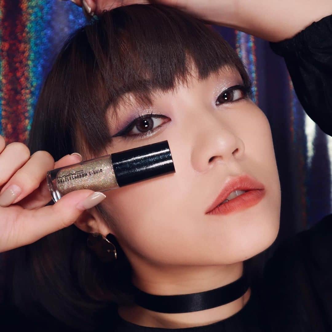 M·A·C Cosmetics Hong Kongさんのインスタグラム写真 - (M·A·C Cosmetics Hong KongInstagram)「立即解構SUPERSTAR Lisa 明星妝容 <眼妝篇> 被 @lalalalisa_m 魅惑貓眼瞬間迷倒？一齊學起人間芭比眼妝嘅零失手3部曲！ 1⃣️ 先利用時尚眼影 Omega 大地色打造自然陰影 2⃣️ 妝迷必入手嘅魔幻星辰閃粉液 Not Afraid to Sparkle 點綴在眼影上方 創造驚喜亮點  3⃣️ #超精細眼線液 勾勒精神清新貓眼  只需3件電力最強妝品，雙眼馬上變得攝人奪目！✨ 快啲同閨蜜來M·A·C解構專屬你嘅明星眼妝啦！  Product mentioned: Eye Shadow 時尚焦點眼影 in Omega - HK$160 Dazzle Shadow Liquid 魔幻星辰閃粉液 in Not Afraid to Sparkle - HK$190 #MACLOVESLISA  #絲霧唇膏 #輕吻絲霧唇 #MACHongKong Regram from @mcherrymac   Get the Superstar Look - Eyes Edition Have you been captured by Lisa's captivating eyes like we did? Learn these 3 simple steps to get your own version! 1⃣️ Apply Eye Shadow in Omega all over your lids 2⃣️ Highlight the center of the lid using Dazzle Shadow Liquid in Not Afraid to Sparkle 3⃣️ Use Brushstroke 24Hr Liner to create the bold cat eye  With just 3 infallible steps, you can also instantly achieve the glamorous eye makeup! ✨ Visit M·A·C today to get these gems now!」10月23日 10時00分 - maccosmeticshk