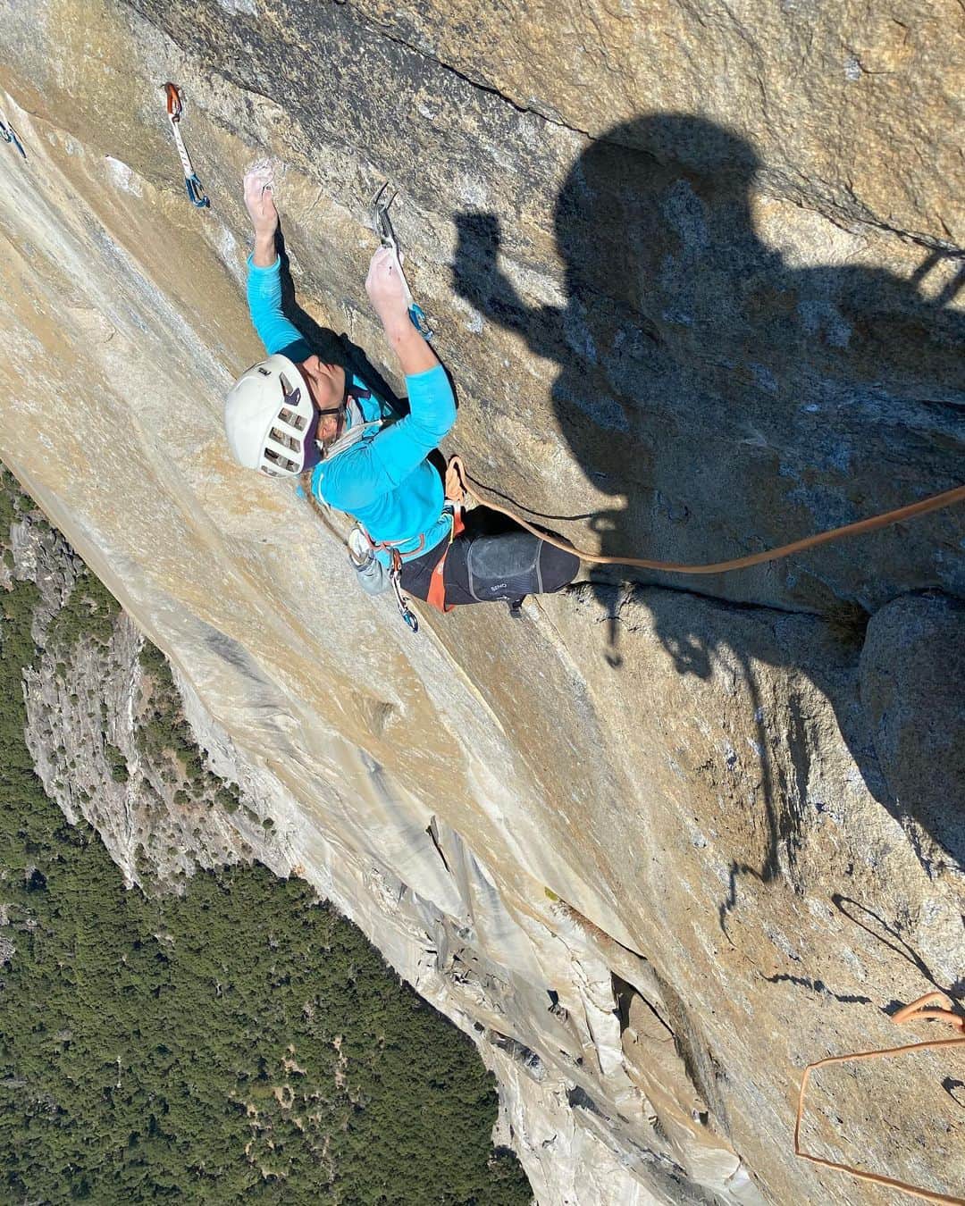 エミリー・ハリントンのインスタグラム：「Vote 🗳✅, shower 🧼🚿✅, bake 🍪✅, sleep 🛌✅ —> now back to these crimps and this magical position in this inspiring place ✊🏻💫✨// @yosemitenps // @thenorthface // @petzl_official // @lasportivana // 📸 @adrianballinger w dat expert gram/belay/shadow shot ❤️」
