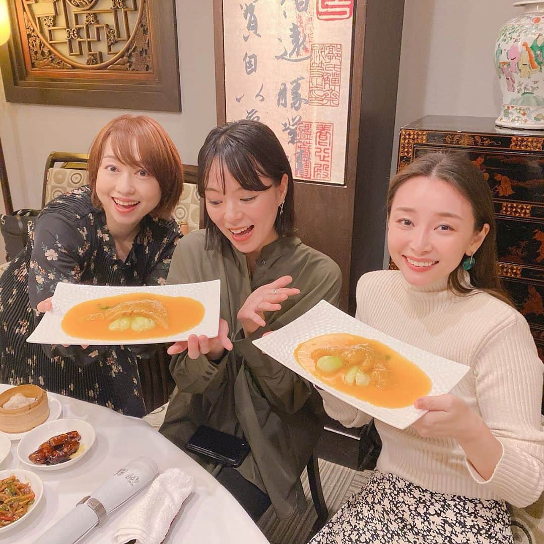 佐々木あさひのインスタグラム：「フカヒレな夜🌃✨喜びが顔に溢れてる☺️ なかなか会えないからこそ、会う時はお茶碗のご飯粒を一粒も残さないような会話が出来たらなと思っています。  "一粒一粒大切に無駄なく美味しく頂く"ように  "一語一語を大切に思いやりを持って有意義に過ごす"  伝わらないなら私の伝え方が違った 伝わったら相手が心を開いてくれた 開いてくれたら私1人ではできない世界が動き出します。 仕事、恋愛、家族、友情全てそう。 そうやってひとつひとつカタチにできたら みんな幸せで私も嬉しいなぁ✨」
