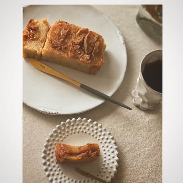 前田ゆかのインスタグラム：「アップルキャラメリゼ🍎 おからケーキ。  生地は米粉100gにおからを多めに200g使用しています。  りんごのキャラメリゼが甘いので 生地はおからの低糖質に抑えて 卵なしにしています。  おからのヘルシーさと食物繊維を活用、米粉と合わせてさらにもちもちした食感で食べごたえあり。 最後にシナモンをかけてしっかりの 甘さ✨  #おからレシピ  #毎日おから  #楽しくアレンジ #何にでもアレンジしやすい #soyfood #大豆イソフラボン #グルテンフリー #gultenfree #maeyukareshipi」
