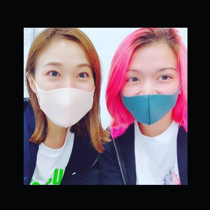 ダンドイ舞莉花のインスタグラム：「くみちゃんくみちゃんくみちゃん💕  お稽古場でお席が隣で、たくさんお話したり笑ったり〜  すぐ「ねーねーお友達になろう！」って言ってくれて、連絡先交換したり☺️  ほんとに優しくて面白くて大好きです😍❤️  らぶ💖  #35mm #35mmamusicalexhibition  #musical #theatre #tokyo #japan #実咲凜音 #二人してどこ見てるの」
