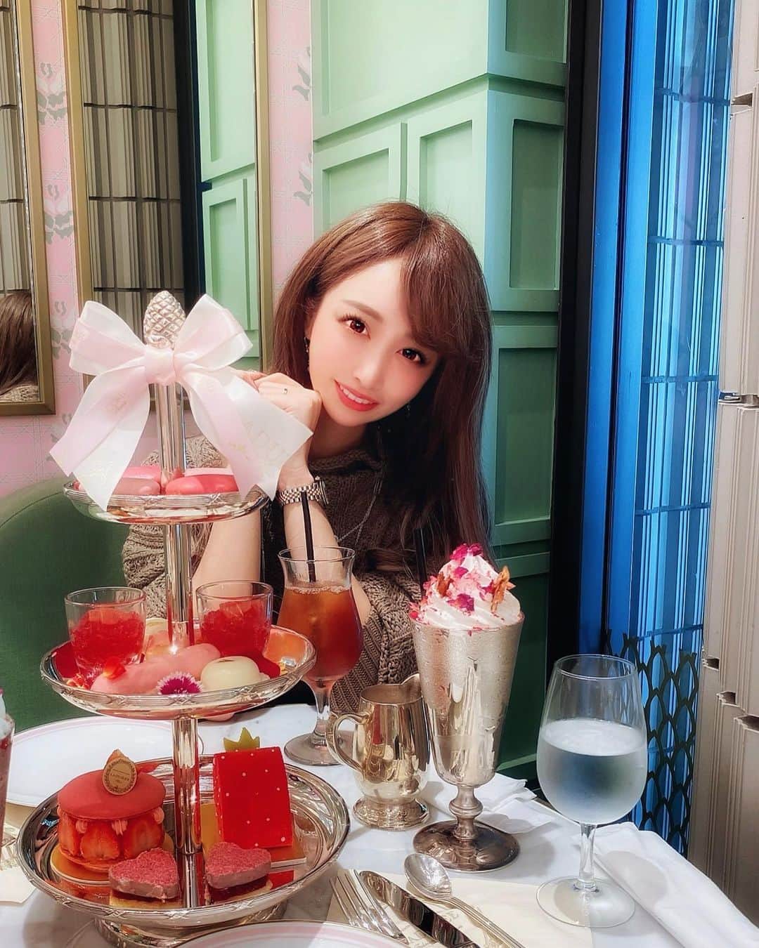 のインスタグラム：「少し前になぎちゃんと渋谷ラデュレでアフタヌーンティーしてきた🥰❤️ 沢山お話して楽しかった💞 なぎちゃんとこれから色々出来そうで楽しみっ☺️❤️ ． #shibuya  #laduree  #afternoontea  #渋谷 #ラデュレ #松濤 #アフタヌーンティー #渋谷グルメ #渋谷カフェ #映えカフェ #おしゃカフェ #カフェ巡り」