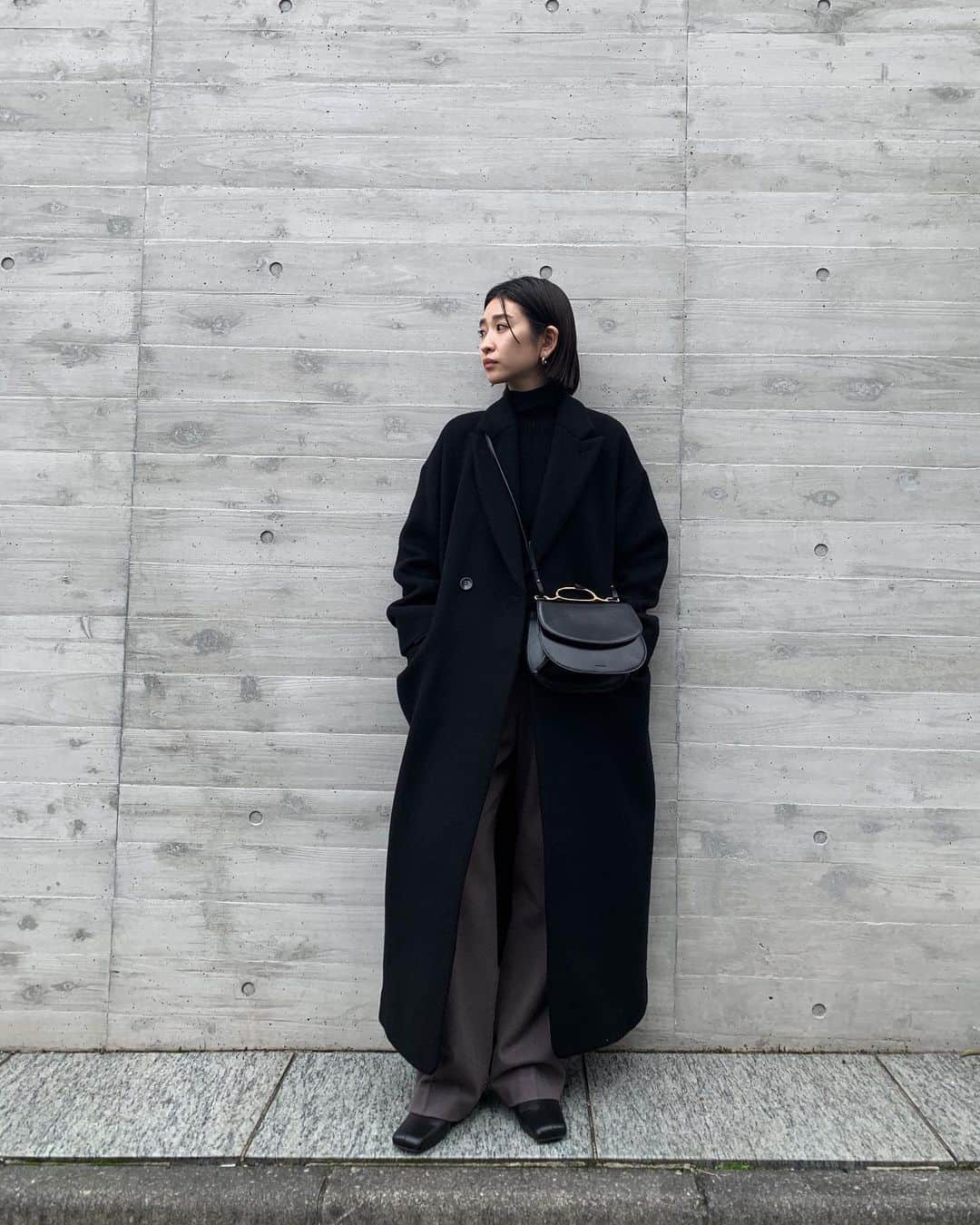 中村真里さんのインスタグラム写真 - (中村真里Instagram)「.  毎年一型は出しているチェスターコート。今年は生地を更にUP DATEしました😌全店&Onlineにて11/18-より発売スタート。  Super100'sの原料ウールで二重織の生地はふかふかとした厚みはあるのに軽いところがポイント。潔い、超maxi丈なのでいかに軽くするか難題でした。がギリギリにこの生地に出会えました☻ BLKはあまり見えにくいのですがショートビーバーの風合いも素敵です。裾のさり気ないボタンデザインにも気付いて欲しいところ◎  ◽︎ DoublebreastmaxiCT (BLK/CAM)11/18- ※限定カラーのBEGは銀座店と福岡店のみの展開となります。BEGの色味ですが、サンプルを店舗にご用意しておりますので下記STAFFのポストをご覧下さいませ。宜しくお願い致します。  銀座三越 @yoshino_sasaki  福岡VIORO @kaori_masuzumi   20FWのウールコートはこれが最後になります。  #RIMARK_DoublebreastmaxiCT #RIMARK#RIMARK_staffsnap」10月23日 10時23分 - _marinakamura_
