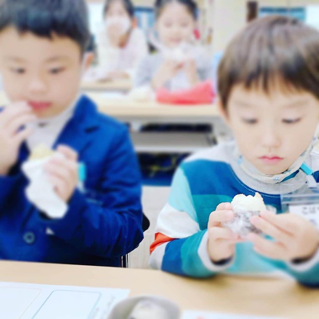 坂田陽子さんのインスタグラム写真 - (坂田陽子Instagram)「子供達に教えることよりも 学ぶことの方が多かった実りある時間❤️ ・ ワークでは 自分の持ってきたおにぎりをグルメリポーターになりきって発表してくれました😆 ・ 食リポを通して 表現する事の楽しさを感じ、自分なりの感性を磨いてほしいな😆 ・ ・ 幼稚園〜小学生向けの スピーチを学びたい方は、 問い合わせ先: info@hanasolab.com  #hanasolab #ハナソラボ ・ ・ #坂田陽子 #食リポ #グルメリポーター #話す力 #スピーチ力 #プレゼン力 #hanasolab  #ハナソラボ」10月23日 10時26分 - yokosakata