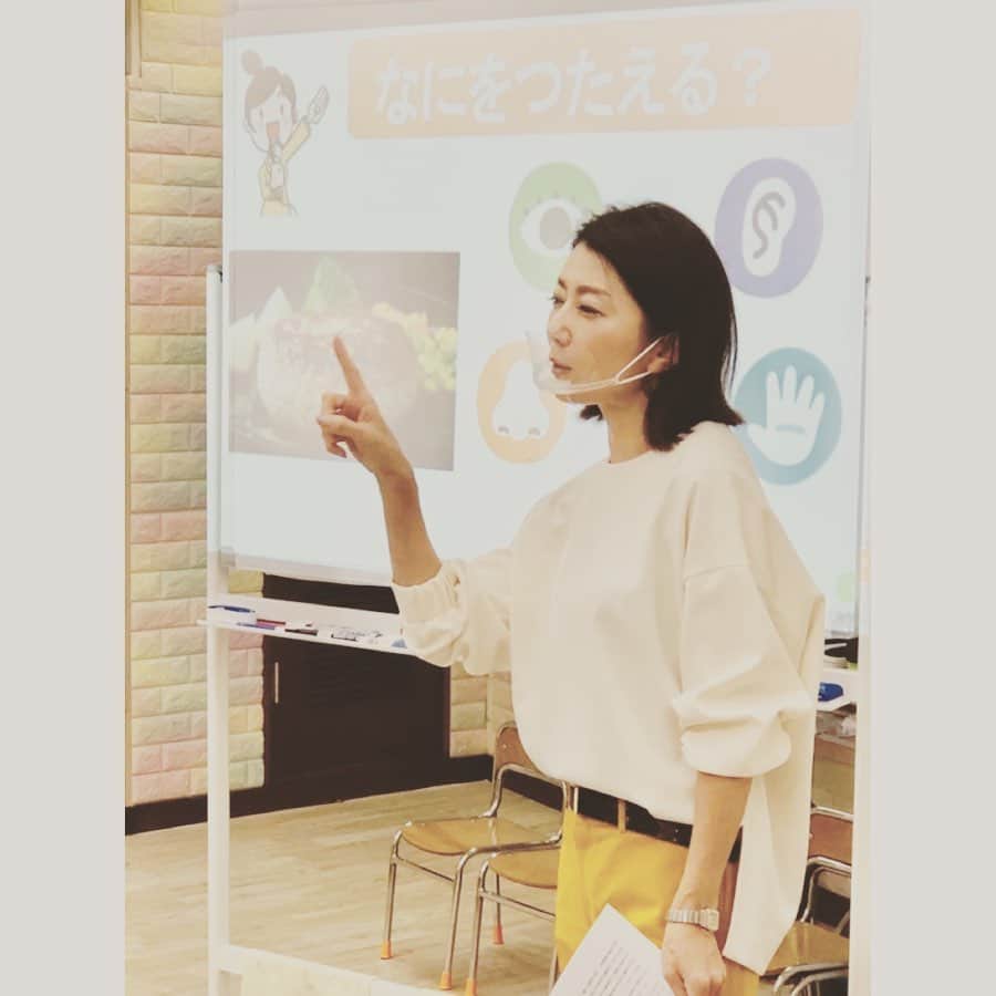 坂田陽子さんのインスタグラム写真 - (坂田陽子Instagram)「子供達に教えることよりも 学ぶことの方が多かった実りある時間❤️ ・ ワークでは 自分の持ってきたおにぎりをグルメリポーターになりきって発表してくれました😆 ・ 食リポを通して 表現する事の楽しさを感じ、自分なりの感性を磨いてほしいな😆 ・ ・ 幼稚園〜小学生向けの スピーチを学びたい方は、 問い合わせ先: info@hanasolab.com  #hanasolab #ハナソラボ ・ ・ #坂田陽子 #食リポ #グルメリポーター #話す力 #スピーチ力 #プレゼン力 #hanasolab  #ハナソラボ」10月23日 10時26分 - yokosakata