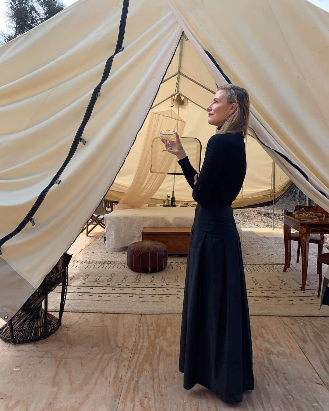 ハイディメリックのインスタグラム：「Shot some holiday looks with @hannahfaithlord today! Question is, will we survive in our tents when the holiday weather comes...」