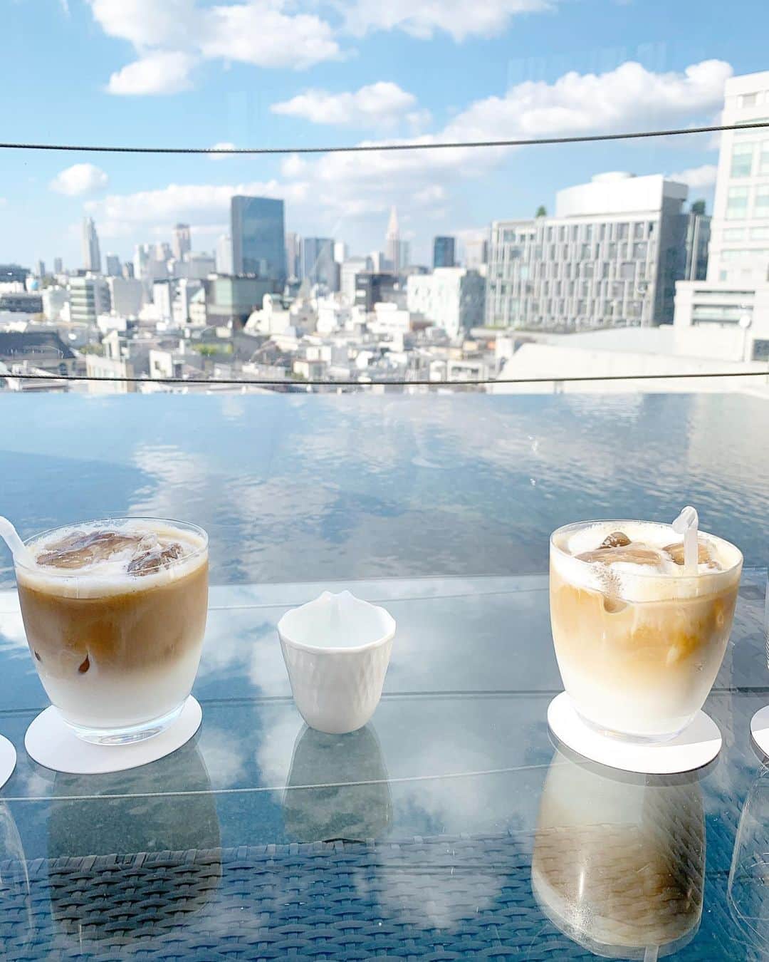 橘リンさんのインスタグラム写真 - (橘リンInstagram)「ストーリーでも質問多かったこちらのお店は @tworoomsgrillbar です♡ . 天気も良くて良い時間過ごせたぁ🤤夜しか来たことなかったけど、昼間の雰囲気も良かったし、ここのチーズケーキがとにかく美味しすぎて、チーズケーキだけまた食べにきたいくらい。w . . #トゥールームズ #トゥールームスグリルバー #表参道 #青山 #青山カフェ #tworooms #tworoomsgrillbar」10月23日 10時40分 - rincharon