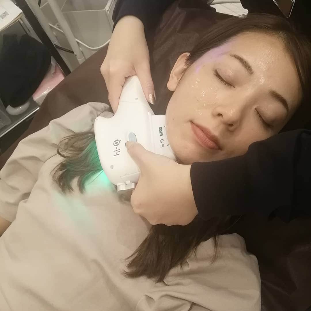 杉山由紀子さんのインスタグラム写真 - (杉山由紀子Instagram)「ずっと気になってたハイフ初体験✨ * * 最近美容づくしの杉山です♥️ やはりいつまでもキレイでいたいですよね♪ おうちでのスキンケアは当たり前にちゃんとやってますが✨ * フェイスラインが気になってくるお年頃🤭 今回は本格ハイフが初回4400円で施術可能な @eyecandyhifu の @laul_jiyugaoka さんに行ってきました✨ * 2回目以降も9900円で通うことができるのがここの良いところ♥️ * * ハイフって名前はわかるけどどういう感じなの？って私みたいにわからない方もまだいると思うので✨ それを今日はお伝えできたらと思います♪ * * 超音波で肌の筋膜にアプローチ✨ リフトアップがすぐにわかる人が多いらしい♥️ ってことでレポート♪ * * 痛みはピリピリすこし感じるくらい✨ 骨や歯が近いところは少し響く感じはありますが私は全然大丈夫でした🎵 * 所要時間は1時間くらい♪ ほんとあっという間でしたー♪ * * 違いわかるかな！？ フェイスラインと顎下念入りにやってもらいました🤭 最初は3回くらい続けるといいみたい🎵 まずは体験へぜひ♪ * * #eyecandyhifu #eyecandy #ウルトラVハイフ #ハイフ #HIFU #小顔 #リフトアップ #フェイシャル #エステ #美容 #たるみ改善 #小顔効果 #たるみ #アンチエイジング #フェイスライン #自由が丘」10月23日 10時40分 - yukikosugiyama