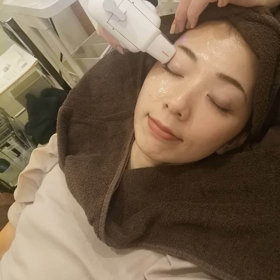杉山由紀子さんのインスタグラム写真 - (杉山由紀子Instagram)「ずっと気になってたハイフ初体験✨ * * 最近美容づくしの杉山です♥️ やはりいつまでもキレイでいたいですよね♪ おうちでのスキンケアは当たり前にちゃんとやってますが✨ * フェイスラインが気になってくるお年頃🤭 今回は本格ハイフが初回4400円で施術可能な @eyecandyhifu の @laul_jiyugaoka さんに行ってきました✨ * 2回目以降も9900円で通うことができるのがここの良いところ♥️ * * ハイフって名前はわかるけどどういう感じなの？って私みたいにわからない方もまだいると思うので✨ それを今日はお伝えできたらと思います♪ * * 超音波で肌の筋膜にアプローチ✨ リフトアップがすぐにわかる人が多いらしい♥️ ってことでレポート♪ * * 痛みはピリピリすこし感じるくらい✨ 骨や歯が近いところは少し響く感じはありますが私は全然大丈夫でした🎵 * 所要時間は1時間くらい♪ ほんとあっという間でしたー♪ * * 違いわかるかな！？ フェイスラインと顎下念入りにやってもらいました🤭 最初は3回くらい続けるといいみたい🎵 まずは体験へぜひ♪ * * #eyecandyhifu #eyecandy #ウルトラVハイフ #ハイフ #HIFU #小顔 #リフトアップ #フェイシャル #エステ #美容 #たるみ改善 #小顔効果 #たるみ #アンチエイジング #フェイスライン #自由が丘」10月23日 10時40分 - yukikosugiyama