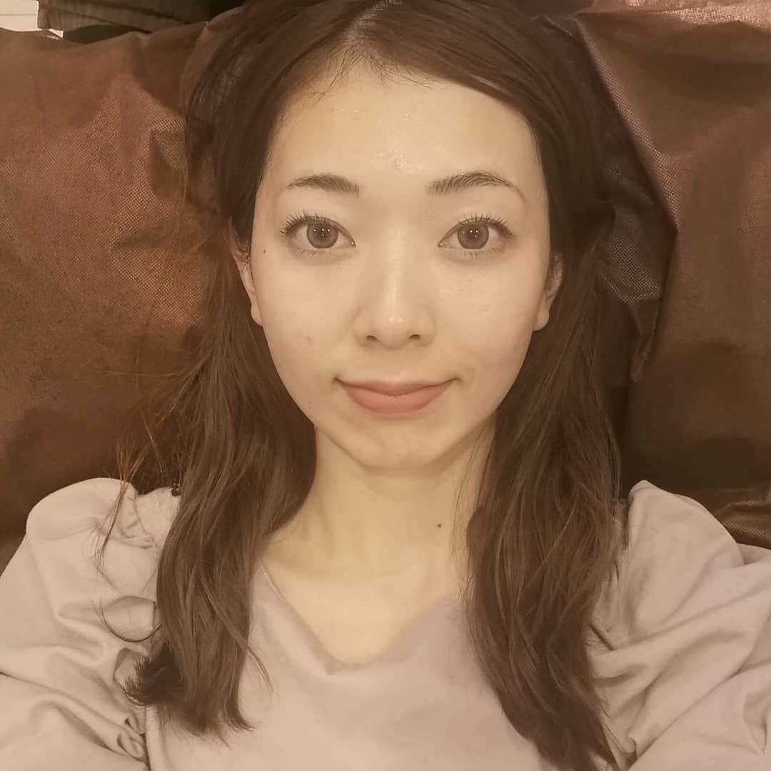 杉山由紀子さんのインスタグラム写真 - (杉山由紀子Instagram)「ずっと気になってたハイフ初体験✨ * * 最近美容づくしの杉山です♥️ やはりいつまでもキレイでいたいですよね♪ おうちでのスキンケアは当たり前にちゃんとやってますが✨ * フェイスラインが気になってくるお年頃🤭 今回は本格ハイフが初回4400円で施術可能な @eyecandyhifu の @laul_jiyugaoka さんに行ってきました✨ * 2回目以降も9900円で通うことができるのがここの良いところ♥️ * * ハイフって名前はわかるけどどういう感じなの？って私みたいにわからない方もまだいると思うので✨ それを今日はお伝えできたらと思います♪ * * 超音波で肌の筋膜にアプローチ✨ リフトアップがすぐにわかる人が多いらしい♥️ ってことでレポート♪ * * 痛みはピリピリすこし感じるくらい✨ 骨や歯が近いところは少し響く感じはありますが私は全然大丈夫でした🎵 * 所要時間は1時間くらい♪ ほんとあっという間でしたー♪ * * 違いわかるかな！？ フェイスラインと顎下念入りにやってもらいました🤭 最初は3回くらい続けるといいみたい🎵 まずは体験へぜひ♪ * * #eyecandyhifu #eyecandy #ウルトラVハイフ #ハイフ #HIFU #小顔 #リフトアップ #フェイシャル #エステ #美容 #たるみ改善 #小顔効果 #たるみ #アンチエイジング #フェイスライン #自由が丘」10月23日 10時40分 - yukikosugiyama