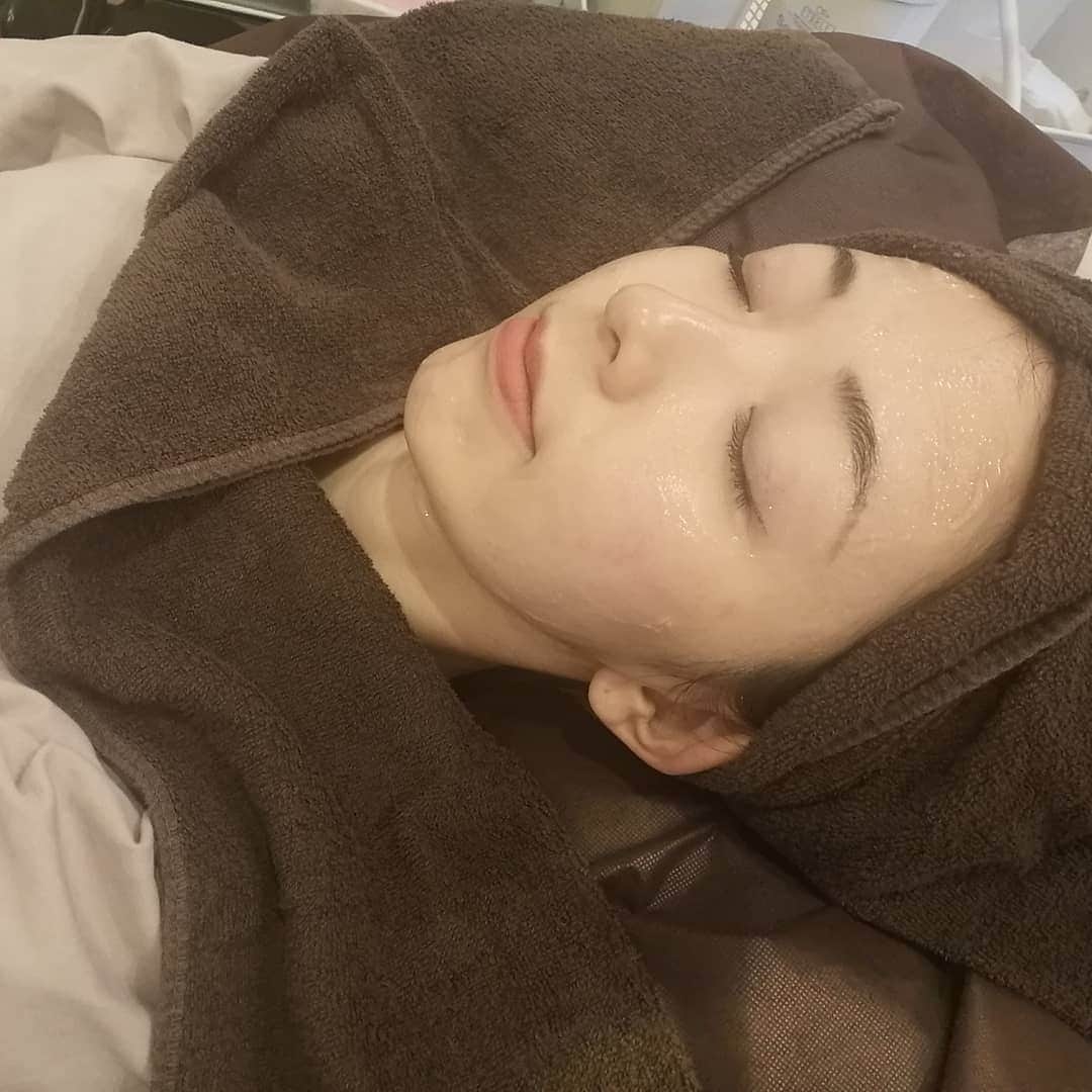 杉山由紀子さんのインスタグラム写真 - (杉山由紀子Instagram)「ずっと気になってたハイフ初体験✨ * * 最近美容づくしの杉山です♥️ やはりいつまでもキレイでいたいですよね♪ おうちでのスキンケアは当たり前にちゃんとやってますが✨ * フェイスラインが気になってくるお年頃🤭 今回は本格ハイフが初回4400円で施術可能な @eyecandyhifu の @laul_jiyugaoka さんに行ってきました✨ * 2回目以降も9900円で通うことができるのがここの良いところ♥️ * * ハイフって名前はわかるけどどういう感じなの？って私みたいにわからない方もまだいると思うので✨ それを今日はお伝えできたらと思います♪ * * 超音波で肌の筋膜にアプローチ✨ リフトアップがすぐにわかる人が多いらしい♥️ ってことでレポート♪ * * 痛みはピリピリすこし感じるくらい✨ 骨や歯が近いところは少し響く感じはありますが私は全然大丈夫でした🎵 * 所要時間は1時間くらい♪ ほんとあっという間でしたー♪ * * 違いわかるかな！？ フェイスラインと顎下念入りにやってもらいました🤭 最初は3回くらい続けるといいみたい🎵 まずは体験へぜひ♪ * * #eyecandyhifu #eyecandy #ウルトラVハイフ #ハイフ #HIFU #小顔 #リフトアップ #フェイシャル #エステ #美容 #たるみ改善 #小顔効果 #たるみ #アンチエイジング #フェイスライン #自由が丘」10月23日 10時40分 - yukikosugiyama