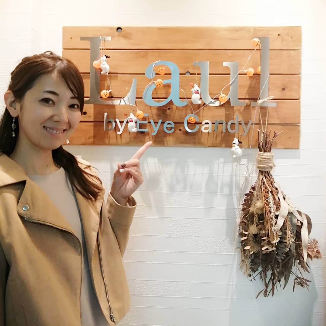 杉山由紀子さんのインスタグラム写真 - (杉山由紀子Instagram)「ずっと気になってたハイフ初体験✨ * * 最近美容づくしの杉山です♥️ やはりいつまでもキレイでいたいですよね♪ おうちでのスキンケアは当たり前にちゃんとやってますが✨ * フェイスラインが気になってくるお年頃🤭 今回は本格ハイフが初回4400円で施術可能な @eyecandyhifu の @laul_jiyugaoka さんに行ってきました✨ * 2回目以降も9900円で通うことができるのがここの良いところ♥️ * * ハイフって名前はわかるけどどういう感じなの？って私みたいにわからない方もまだいると思うので✨ それを今日はお伝えできたらと思います♪ * * 超音波で肌の筋膜にアプローチ✨ リフトアップがすぐにわかる人が多いらしい♥️ ってことでレポート♪ * * 痛みはピリピリすこし感じるくらい✨ 骨や歯が近いところは少し響く感じはありますが私は全然大丈夫でした🎵 * 所要時間は1時間くらい♪ ほんとあっという間でしたー♪ * * 違いわかるかな！？ フェイスラインと顎下念入りにやってもらいました🤭 最初は3回くらい続けるといいみたい🎵 まずは体験へぜひ♪ * * #eyecandyhifu #eyecandy #ウルトラVハイフ #ハイフ #HIFU #小顔 #リフトアップ #フェイシャル #エステ #美容 #たるみ改善 #小顔効果 #たるみ #アンチエイジング #フェイスライン #自由が丘」10月23日 10時40分 - yukikosugiyama