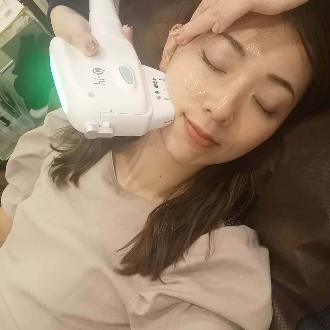 杉山由紀子のインスタグラム：「ずっと気になってたハイフ初体験✨ * * 最近美容づくしの杉山です♥️ やはりいつまでもキレイでいたいですよね♪ おうちでのスキンケアは当たり前にちゃんとやってますが✨ * フェイスラインが気になってくるお年頃🤭 今回は本格ハイフが初回4400円で施術可能な @eyecandyhifu の @laul_jiyugaoka さんに行ってきました✨ * 2回目以降も9900円で通うことができるのがここの良いところ♥️ * * ハイフって名前はわかるけどどういう感じなの？って私みたいにわからない方もまだいると思うので✨ それを今日はお伝えできたらと思います♪ * * 超音波で肌の筋膜にアプローチ✨ リフトアップがすぐにわかる人が多いらしい♥️ ってことでレポート♪ * * 痛みはピリピリすこし感じるくらい✨ 骨や歯が近いところは少し響く感じはありますが私は全然大丈夫でした🎵 * 所要時間は1時間くらい♪ ほんとあっという間でしたー♪ * * 違いわかるかな！？ フェイスラインと顎下念入りにやってもらいました🤭 最初は3回くらい続けるといいみたい🎵 まずは体験へぜひ♪ * * #eyecandyhifu #eyecandy #ウルトラVハイフ #ハイフ #HIFU #小顔 #リフトアップ #フェイシャル #エステ #美容 #たるみ改善 #小顔効果 #たるみ #アンチエイジング #フェイスライン #自由が丘」