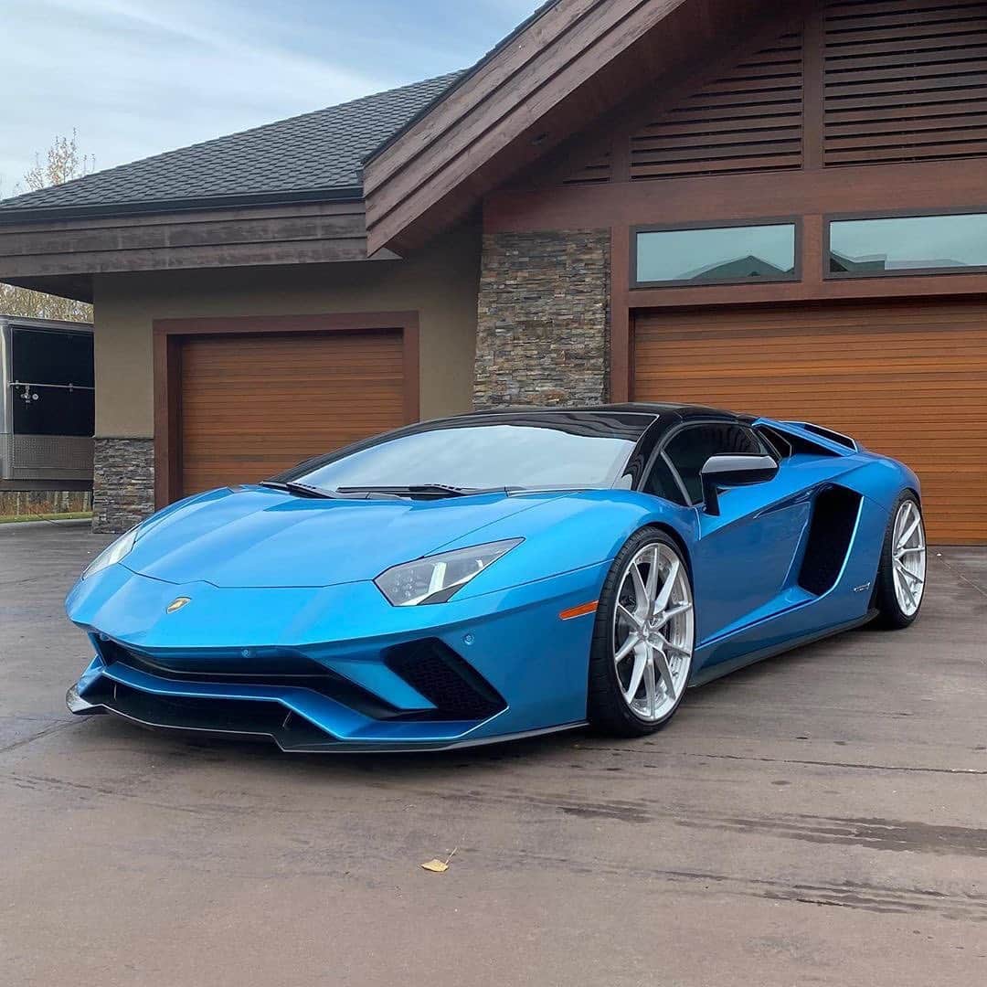 CARLiFESTYLEさんのインスタグラム写真 - (CARLiFESTYLEInstagram)「Blue Aventador S siting on @anrkywheels 😍 What do you think? #carlifestyle」10月23日 10時35分 - carlifestyle