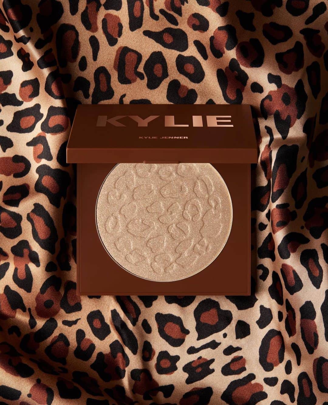 Kylie Cosmeticsさんのインスタグラム写真 - (Kylie CosmeticsInstagram)「fall in love with our new kylighter shade Hear Me Roar 🐆✨ a gorgeous shimmering vanilla champagne with pink pin points that's perfect for achieving that Kylie glow! 🤎 launching 10/26」10月23日 10時41分 - kyliecosmetics