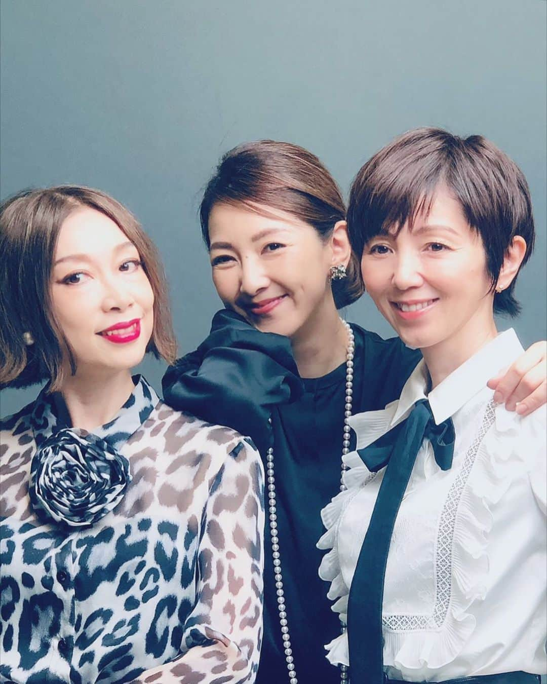 松本孝美さんのインスタグラム写真 - (松本孝美Instagram)「お知らせです  以前、週刊文春womanにて掲載された #野宮真貴 さん #渡辺満里奈 さんとの  「おとなの女史会」トークが 文春womanオンラインにUPされました  私たちの年代ならではの 健康、美容、そして更年期問題  「一人で悩んでいないでみんなで解決！」  真貴さんの麗しい号令のもと 3人の女史会がスタートしました  多くの悩める女性が 健やかに美しく幸せに過ごせるよう これからもいろいろなトピックを 共有していきたいと思っています  文春womanオンライン ↓ https://bunshun.jp/articles/-/40623  ぜひご覧下さい!  @missmakinomiya  @funnyfacefunny   styling : @yoshiyukimayama   @blumarine #blumarine @h.a #haiderackermann @ermannoscervino #ermannoscervino @mrselfportrait #mrselfportrait   #週刊文春woman#大人の女史会#更年期#今日の私はふきんを絞ると手首が痛い」10月23日 10時39分 - t_mimi1414