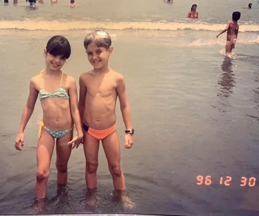 ステファニー・ブリットのインスタグラム：「#tbt de dois magrelos na praia em 1996 🥰 @kayky.brito」