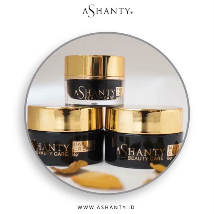 ASHANTY BEAUTY CREAM OFFICIALのインスタグラム：「Tanda penuaan dini pada kulit wajah seringkali timbul tanpa kita sadari, sebelum terlambat cegah tanda penuaan dini dari sekarang. Gunakan cream perawatan wajah yang mengandung anti aging seperti Ashanty Anti Aging Cream yang bermanfaat untuk :  Manfaat : • Mencerahkan kulit wajah • Melembutkan kulit wajah • Melembabkan kulit wajah • Melawan tanda penuaan dini (seperti kerutan, flek hitam dan garis halus)  Anti Aging Cream by Ashanty dapat digunakan untuk wanita dan pria, cocok untuk jenis kulit kusam dan kombinasi 🌸  _____________________________ Informasi dan pemesanan  Ashanty Beauty Cream Chat Via WA : WA: 081293823950 WA: 081287388885 WA: 087778489900 WA: 085781140354 ⚡️ Fast Respons Click Link On Bio Instagram @ashantyid ❣️ ______________________________ #ashantybeautycream #creamashanty #skincareashanty #skincare #skincareartis #skincarelokal #creamwajah #creamperawatanwajah #obatjerawat #jerawat #kosmetik #krimwajah #creamwajah #whiteningcream #ashantyid #ashanty」