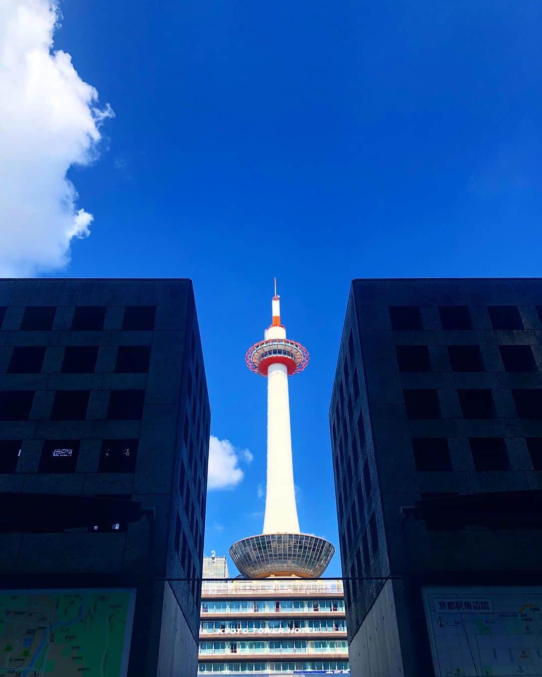 yukaさんのインスタグラム写真 - (yukaInstagram)「Kyoto tower 2020.10.12 ・ ・ ・ 京都タワー自体に登ったことはないんだけど(笑)写真に収めたくなる京都のシンボルタワー。 ・ ・ #kyoto #kyotojapan  #kyototrip  #kyototower  #kyotostation  #japantrip  #京都タワー #京都駅 #京都旅行  #リフレクションのある景色  #シルエットは誰」10月23日 10時46分 - yuka_ff