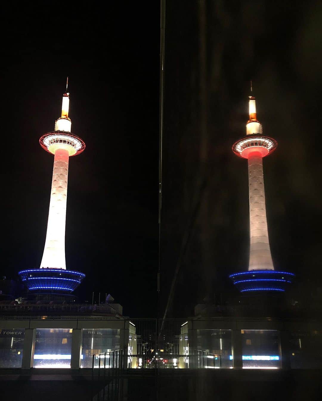 yukaさんのインスタグラム写真 - (yukaInstagram)「Kyoto tower 2020.10.12 ・ ・ ・ 京都タワー自体に登ったことはないんだけど(笑)写真に収めたくなる京都のシンボルタワー。 ・ ・ #kyoto #kyotojapan  #kyototrip  #kyototower  #kyotostation  #japantrip  #京都タワー #京都駅 #京都旅行  #リフレクションのある景色  #シルエットは誰」10月23日 10時46分 - yuka_ff