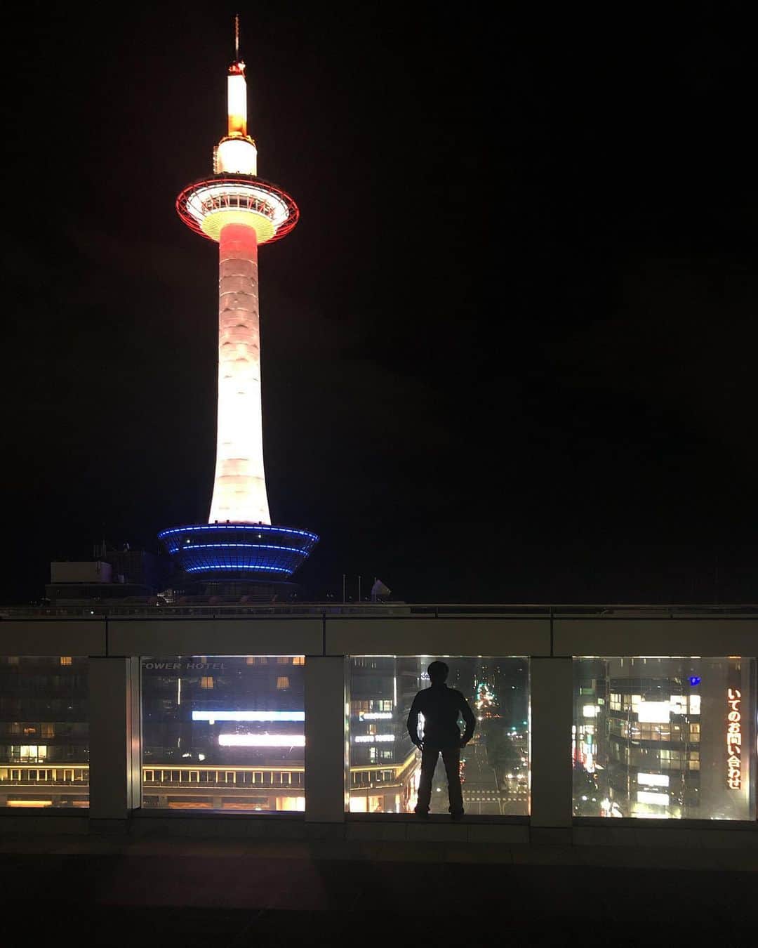 yukaさんのインスタグラム写真 - (yukaInstagram)「Kyoto tower 2020.10.12 ・ ・ ・ 京都タワー自体に登ったことはないんだけど(笑)写真に収めたくなる京都のシンボルタワー。 ・ ・ #kyoto #kyotojapan  #kyototrip  #kyototower  #kyotostation  #japantrip  #京都タワー #京都駅 #京都旅行  #リフレクションのある景色  #シルエットは誰」10月23日 10時46分 - yuka_ff