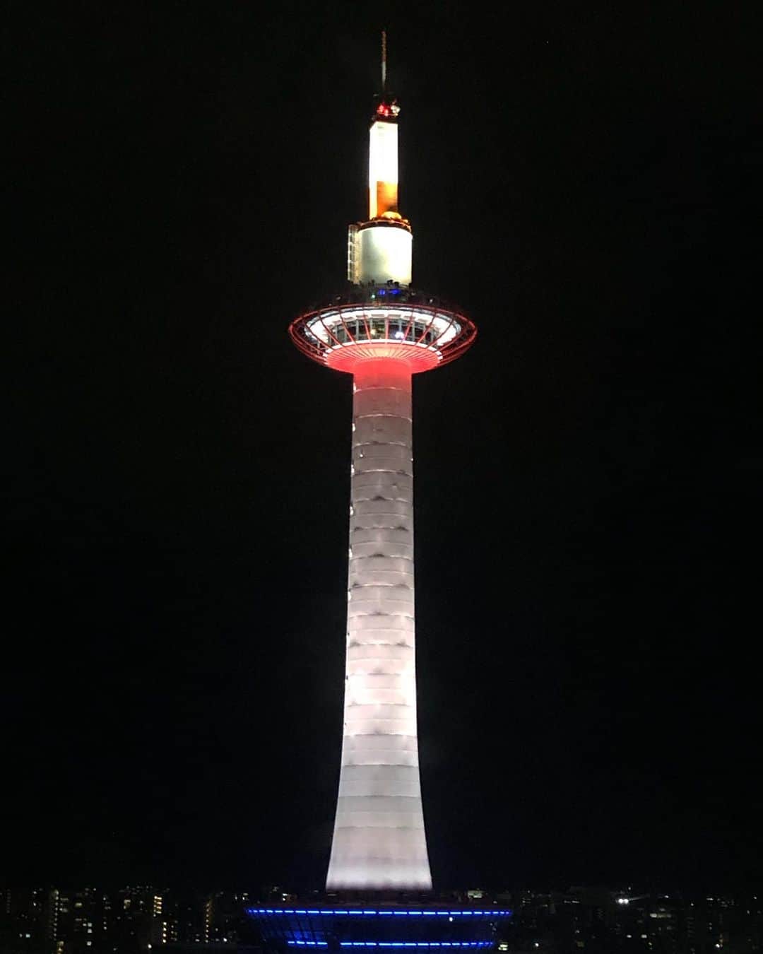 yukaのインスタグラム：「Kyoto tower 2020.10.12 ・ ・ ・ 京都タワー自体に登ったことはないんだけど(笑)写真に収めたくなる京都のシンボルタワー。 ・ ・ #kyoto #kyotojapan  #kyototrip  #kyototower  #kyotostation  #japantrip  #京都タワー #京都駅 #京都旅行  #リフレクションのある景色  #シルエットは誰」