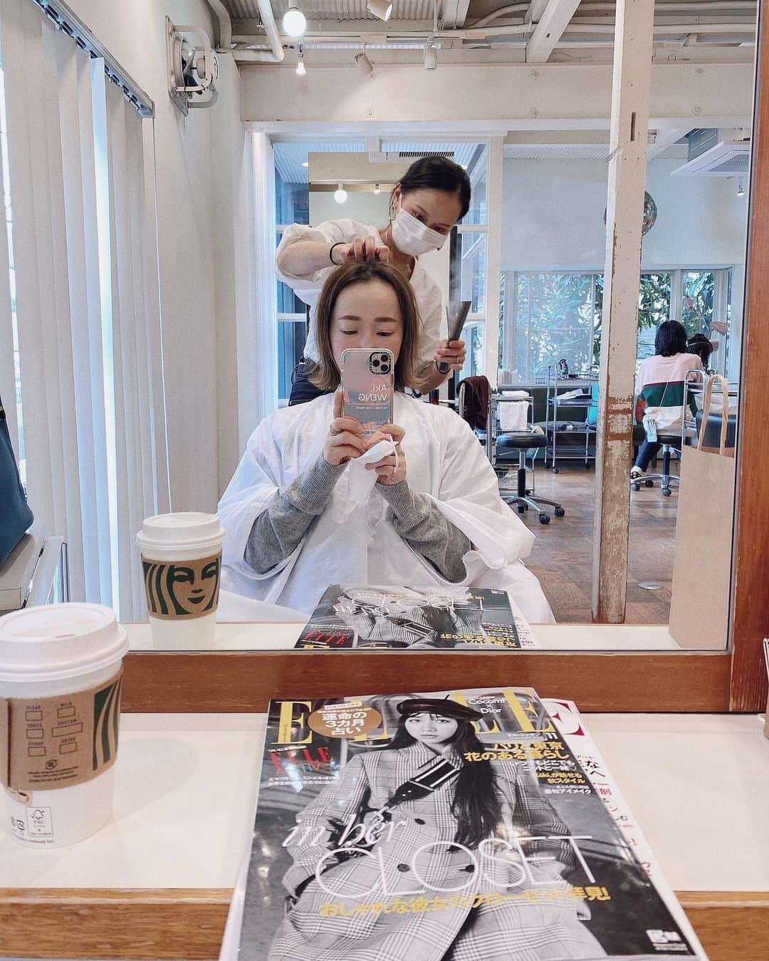 翁安芸さんのインスタグラム写真 - (翁安芸Instagram)「3ヶ月ぶりに美容院へ💇🏼‍♀️💈 冬はダークな色味の洋服が多くなるので、ハイライトで髪をトーンアップしてもらいました。カットは重みの出る感じで、あとは担当の服部さんのセンスにお任せ✨ #roraima #ロライマ #代官山 #hairsalon @roraima.daikanyama」10月23日 10時50分 - akinyc