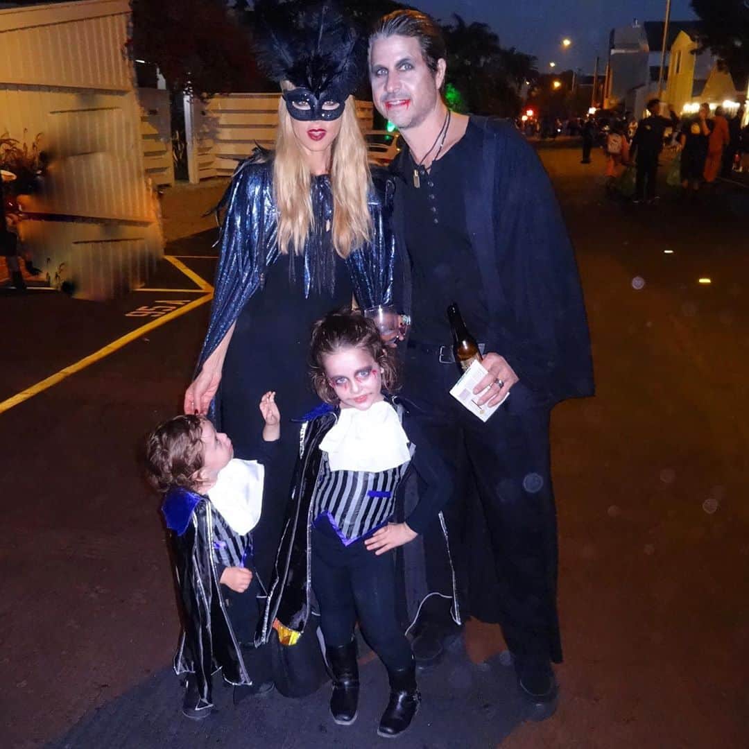 レイチェル・ゾーのインスタグラム：「#TBT to my little #vampire #family long ago 🎃🦇 #halloween season XoRZ」