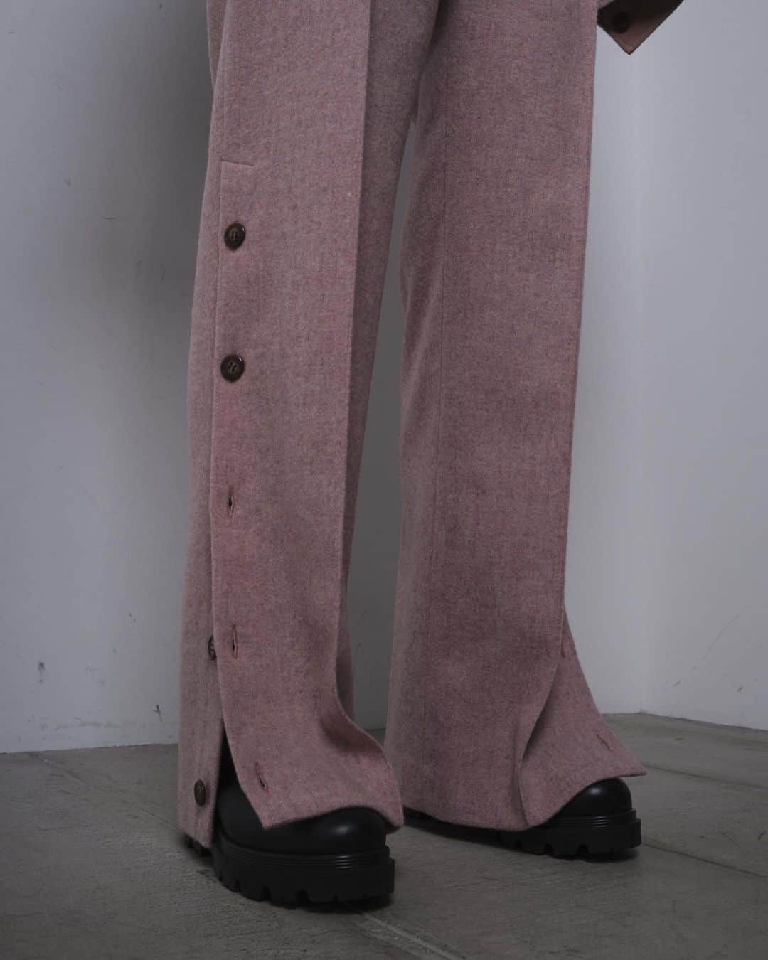 ルシェルブルーさんのインスタグラム写真 - (ルシェルブルーInstagram)「IN STORE NOW>>> . ☑︎ Brushed Wool Button Pants ¥24,000+tax (2Color:Beige/Pink) . ☑︎ Brushed Wool Cropped Shirt ¥26,000+tax (2Color:Beige/Pink) . ☑︎ Turtleneck Boil Knit Tops ¥16,000+tax . . 起毛のウール混生地を使用したパンツ。すっきりとしたジャストウエストのストレートシルエットで足長効果があります。また両サイドについたボタンがアクセントになっていて開けることでスリットを作れます。様々な色の糸がミックスされた生地で、ニュアンスのある色合いになっているのもポイント。同じシリーズのBlushed Wool Cropped Shirtとセットアップで着て頂けます。 . . #lecielbleu #ルシェルブルー #aw20 #aw2020 #fashion #pants」10月23日 10時53分 - lecielbleu_official