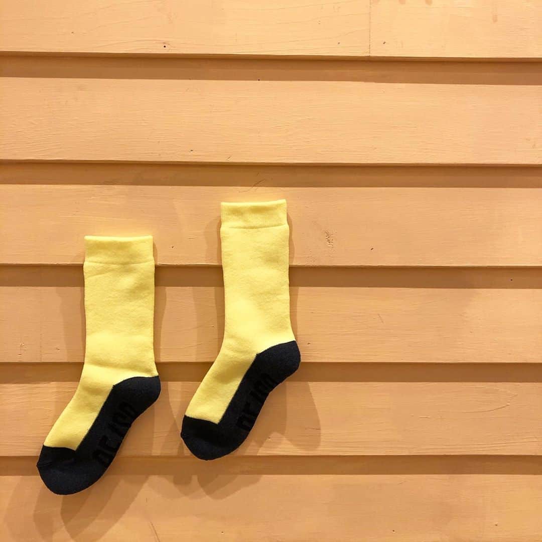 こども ビームスさんのインスタグラム写真 - (こども ビームスInstagram)「【recommend item】 ＜RE/SP＞ ネオンカラーがコーディネートのアクセントになる「RE/SP」の小物🧦✨ ソックスの足裏部分にはロゴが入っていたり、キャップのサイズ調節ベルトがネオンカラーになっていたり。コーディネートの差し色としていかがですか❓  . ▶︎2トーンネオンソックス カラー:BLACK/LIME、NAVY/PINK サイズ: 1(19-21cm)、2(22-24cm) ¥1,600+税  ▶︎ネックウォーマー カラー:BLACK、NAVY ¥2,800+税  ▶︎ジェットキャップ カラー: H.CHARCOAL、BLACK、NAVY ¥4,500+税 .  「BEAMS THANKFUL CAMPAIGN」開催中！ BEAMSの各レーベルから、オリジナル・インポート商品の一部がセール価格でお買い求めいただけます！ 開催期間: 2020年10月5日(月)-10月26日(月)  . 新型コロナウィルスの感染拡大を防止し、お客様とスタッフの安心安全を守るため、衛生管理体制にて営業いたします。  ご迷惑をお掛けし申し訳ございませんが、何卒ご理解ご協力のほど、宜しくお願い申し上げます。  ビームス各店舗の営業状況につきましては、施設、店舗へお問い合わせください。  . #resp #restyle #sports #neoncolors  #ネオンカラー #ネオンカラーコーデ #差し色 #差し色コーデ #ジュニアサイズ #ソックス #ネックウォーマー #ジェットキャップ #130cm #140cm #150cm #160cm #小学生コーデ  #kodomobeams  #beams  #daikanyama  #こどもビームス  #ビームス  #代官山 新作アイテムはプロフィールのリンク🔗からビームス公式サイト、こども ビームスページをチェック❗️ ※お問い合わせにつきましては、お電話にて承ります。」10月23日 10時56分 - kodomo_beams