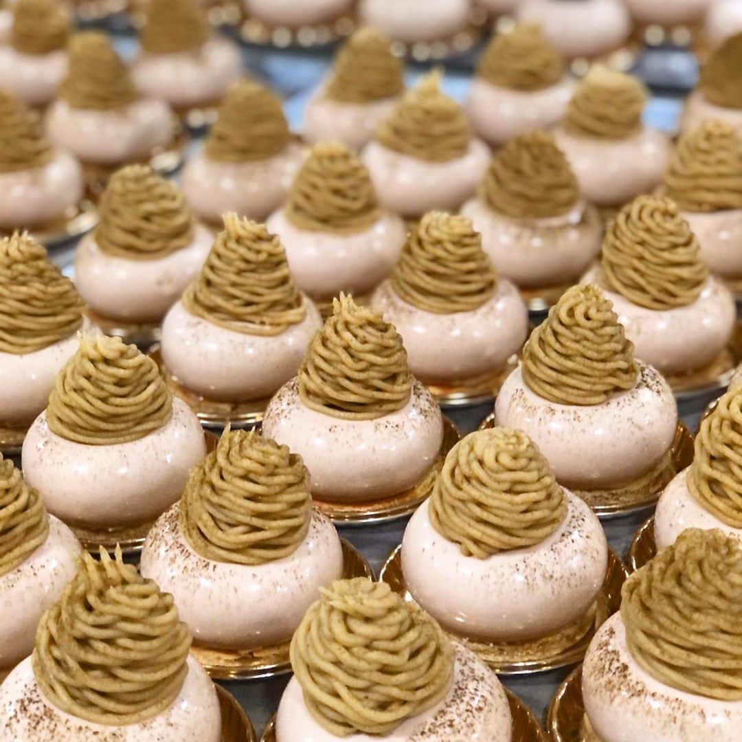 eguchikazuakiのインスタグラム：「おはようございます☀﻿ ﻿ 昨日から登場しているケーキ🌰 ﻿ １年ぶりかな⁉️【ほうじ茶マロン】﻿ ケーキは出すタイミングがあります、美味しく食べてもらえる時期に出す🌰﻿ ﻿ ほうじ茶の香りと断面はびっくりカシスのジュレ﻿ サクサクのアーモンドキャラメルが入っていたりと新しいお菓子。﻿ ﻿ まだ仕上げ途中、完成前です﻿ ﻿ お店で実際に食べて味わいを体感してください﻿ <マツコの知らない世界>のマツコさんのリアクションを真似て実際に食べてもらうのが1番🌰‼️﻿ この後どう仕上がって店頭に並ぶのか❓﻿ ﻿ いまは関東のお店ですが、今年は関西にも出します﻿ 皆さん楽しみにしていてくださいね😊﻿ ﻿ ﻿明日は<おうちde HALLOWEEN 👻 > 12時からデリーモのHPから販売します、数に限りがありますがぜひサイトを覗いてみてくださいね👋🏻  #delimmo #デリーモ #ほうじ茶 #モンブラン #マツコの知らない世界 #懐かしい #テレビ見ない #デリーモは見る #マロン #栗のケーキ #パティシエ #ショコラティエ #和菓子 #イメージ #感覚 #ティグレ #ほうじ茶が人気 #味わいが気に入ってる #江口和明 #eguchikazuaki ﻿」