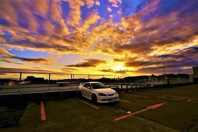 Honda 本田技研工業(株)さんのインスタグラム写真 - (Honda 本田技研工業(株)Instagram)「夕暮れ時の一瞬を切り取った素敵な1枚をご投稿いただきました。 . 「あるスーパーの屋上駐車場にて」 Photo by @u_kansokuin . #MeandHonda #Honda #写真 #photo #ファインダー越しの私の世界 #クルマ #インテグラ . 本アカウントでは、「 #MeandHonda 」をつけてInstagramに投稿された皆さんのお出かけ写真やHonda製品を取り入れた写真を紹介しています。たくさんのご投稿をお待ちしています。」10月23日 11時00分 - hondajp