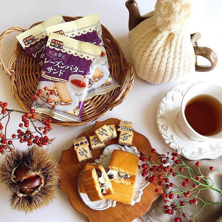 チロルチョコのインスタグラム：「ダイソーにて販売🧚‍♀️✨ 紅茶香るレーズンバターサンドのご紹介です👩‍🍳  優しく香る紅茶がアクセント🧏‍♂️ レーズンバターサンドを再現してみました😍 バター風味チョコの下には ・ミルクティーチョコ ・レーズン  ᴾᴼᴵᴺᵀ💡 ・ビスケット生地風味チョコ ・粉砕ビスケット がIN😌❗️  ちょっぴり大人風味なチロルのレーズンバターサンド💁‍♀️  ティータイムのお供にいかかでしょうか？？  ※お取り扱いのない店舗もあります。また、商品がなくなり次第、販売終了とさせて頂きます🙇‍♂️予めご了承くださいませ🙇‍♂️  #tirol #tirolchoco #チロルチョコ #チロル #チョコレート #おやつタイム #chocolate  #限定商品#レーズンバターサンド#ダイソー#100均 #おうちカフェ #おやつの時間  #chocolatelover  #shopチロルチョコ」